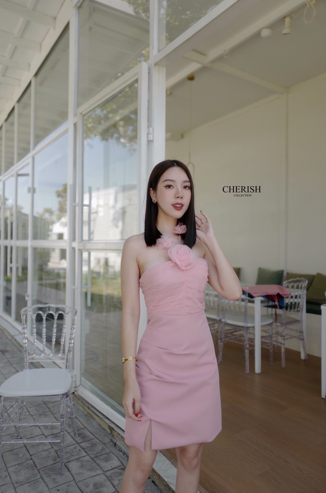 มินิเดรสสายหวานตัวเดรสผูกคอพร้อมตกแต่งดีเทลดอกไม้ ที่เชือกผูกคอ(ตัวดอกไม้เป็นเข็มกลัดสามารถติดตรงไหนก็ได้ตามใจชอบ) ช่วงอกตกแต่งผ้าชีฟองให้ดูหวานละมุนขึ้นอีก สาวหวานต้องมีนะคะ 💗