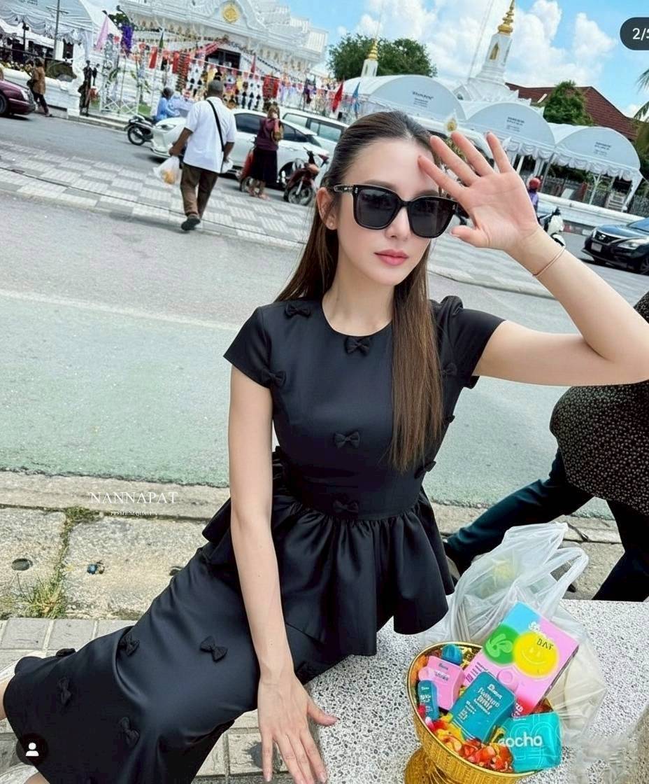 เซ็ทกระโปรงดำ สวย สุภาพ ดูดี งานคล้ายผ้าไหมเลยนะคะ อย่างกับชุดที่ขายราคาเป็นพัน เสื้อน่ารัก ซิปหลัง มีฟองน้ำอก กระโปรงก็ทรงสวย ทั้งเสื้อ กระโปรง เค้าจะแต่งโบว์เล็กๆทั้งตัว น่ารักดูดี ใส่ทำงานได้คะ