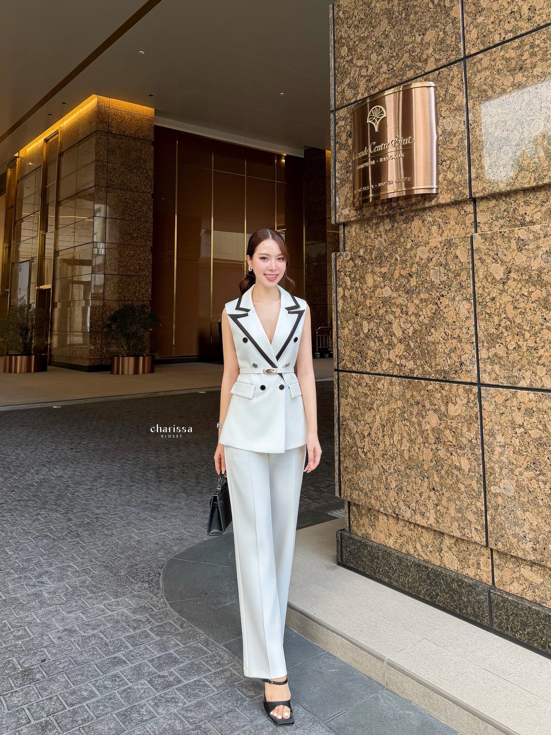 Tag: CHARISSA KLOSET 📌เซ็ท 3 ชิ้น: เสื้อแขนกุด+กางเกง+เข็มขัด ชุดเซ็ตกางเกงและเสื้อกั๊กสูททรงเท่ ทรงสวย เข้ารูปพอดีตัว เนื้อผ้าพรีเมียม ใส่สบาย ยับยาก เพิ่มเสน่ห์ด้วยดีเทลขอบตัดสีตัดกันอย่างมีระดับ 🤎🤍 ดีไซน์ double-breasted เรียบหร