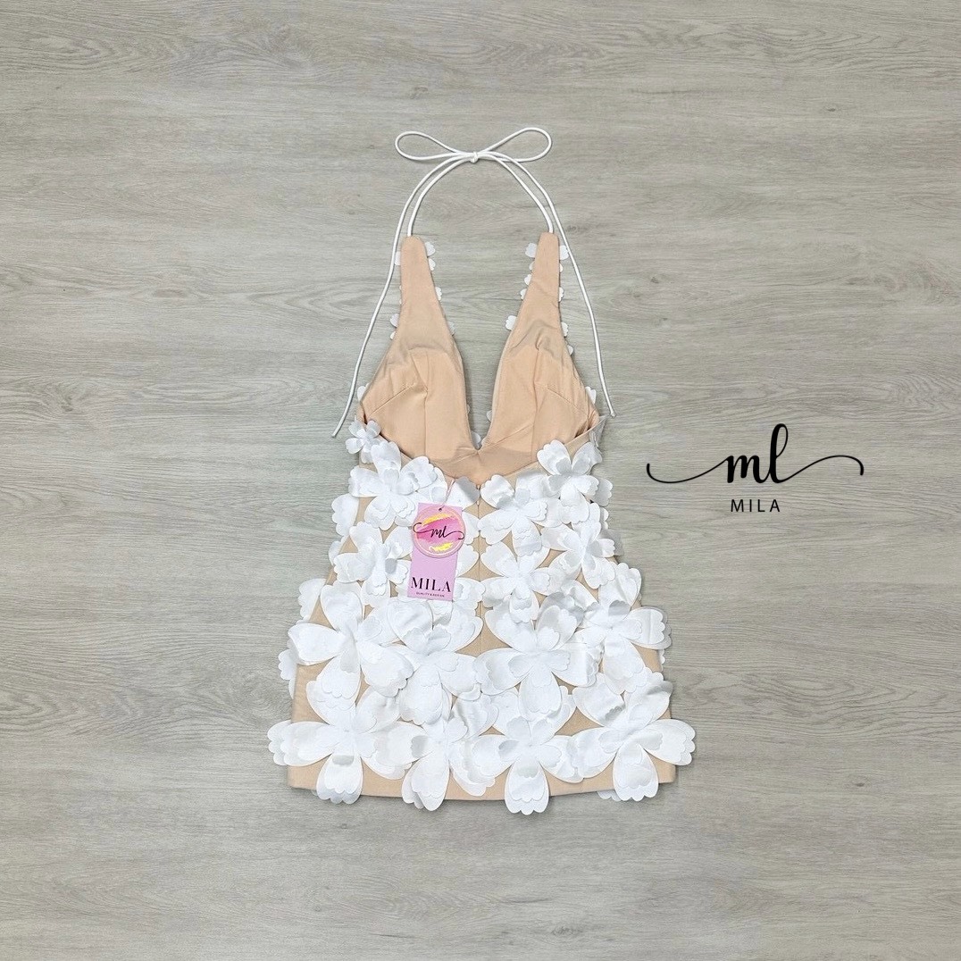 Must-Have Item! มินิเดรสสุดหรูแต่งด้วยดอกไม้ 3 มิติสีขาวนูนเด่นทั่วทั้งชุด บนฐานผ้าสีนู้ดที่ช่วยขับผิวพร้อมดีเทลสายคล้องคอ Halter Neck ที่ปรับได้ โชว์หลังสับ ๆ ( ซิปหลังซ่อนอย่างดี ) ทำให้หุ่นดูเพรียวสวยเป๊ะ! ใส่ไปปาร์ตี้หรือออกเดทก็รับรองว่าเกิดสุดๆ ห้าม