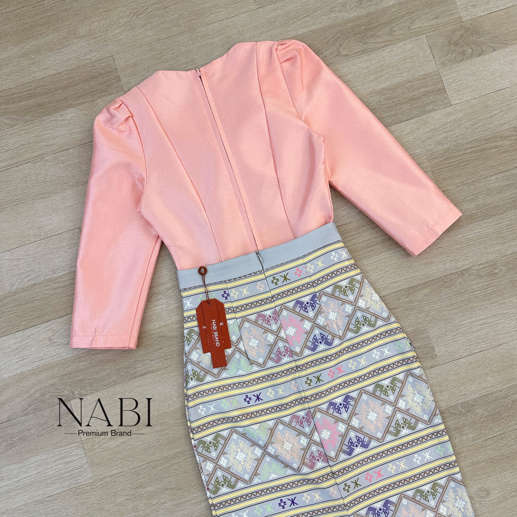 Label :: #NABIBRAND Code :: A-50010 Detail :: ใครกำลังมองหาชุดไปวัด งานบวช งานขึ้นบ้านใหม่ ออกพรรษา แนะนำชุดนี้เลยค่ะ ชุดเซ็ตเสื้อแขนยาว 3ส่วน คอกลม ผ่าทรงวีช่วงอก แต่งกระดุม มาคู่กับผ้าถุงพิมพ์ลายไทยและเข็มกลัดเพชร ทรงสวยมาก ผ่าด้านหลัง เดินสะดวก ผ้าอัดก