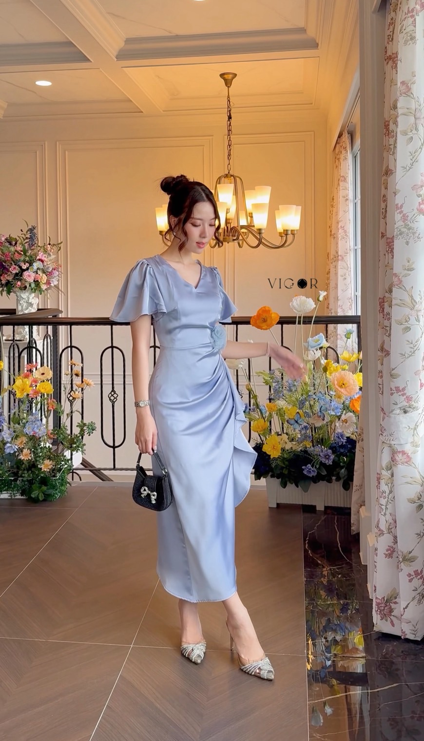 เดรสผ้าซาตินเนื้อดี สีฟ้าอมเทา เงาสวย เรียบหรูทุกองศา แต่งระบายเฉียงช่วงเอว ช่วยพรางหุ่นให้ดูเพรียว แขนตุ๊กตาอ่อนหวาน เพิ่มความละมุนให้ลุคเจ้าหญิง ดอกผ้ากลางเอวเป็นกิมมิกที่เรียบแต่ดูแพง ใส่ไปงานแต่งหรือดินเนอร์ก็สวยจบในตัวเดียว ✨ #ชุดเพื่อนเจ้าสาว