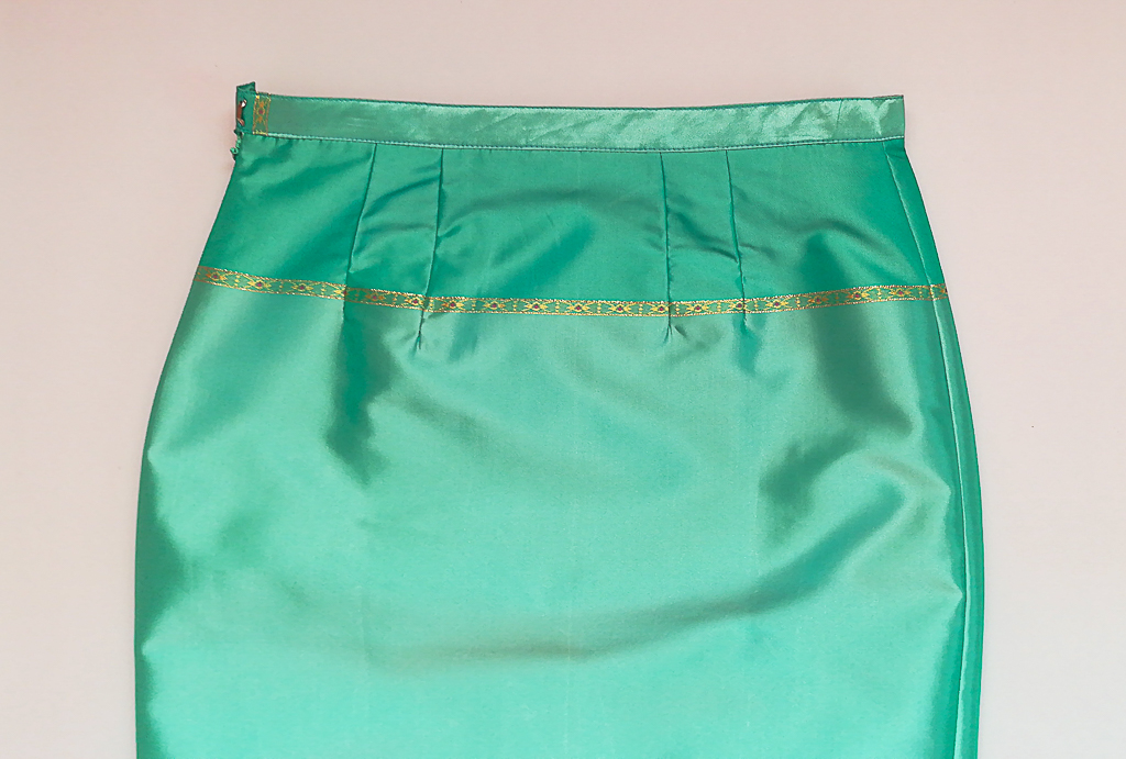 ผ้าถุงไหมสำเร็จรูป (สีฟ้า) งานตัดเย็บประณีต อัดผ้ากาวตามสีของผ้าถุง เนื้องานดีเกรด A (รอบเอว 30 นิ้ว)