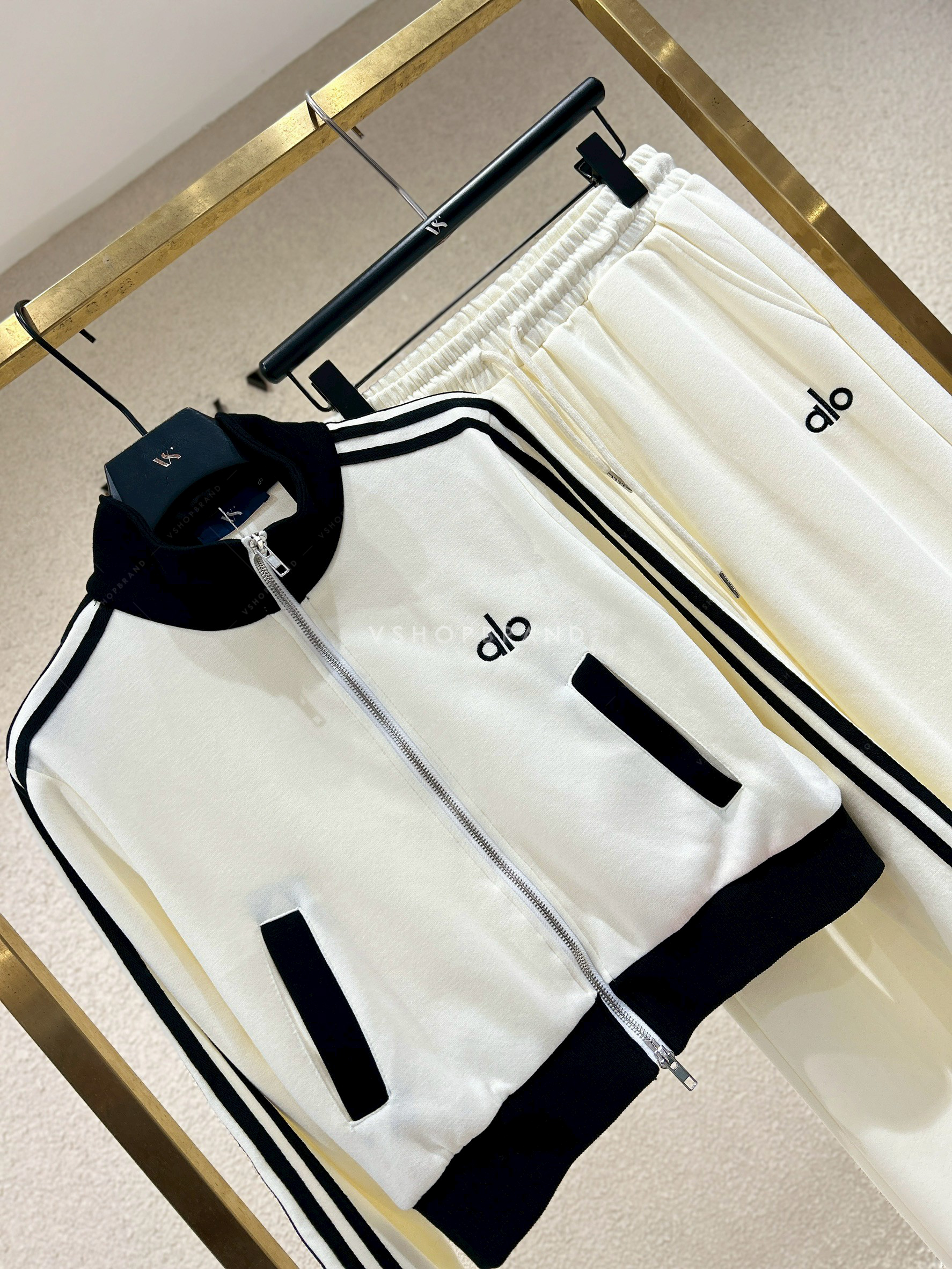 Set เสื้อวอร์มแขนยาวแถบไทล่ ขลิบขอบปัก al o + กางเกงขายาว