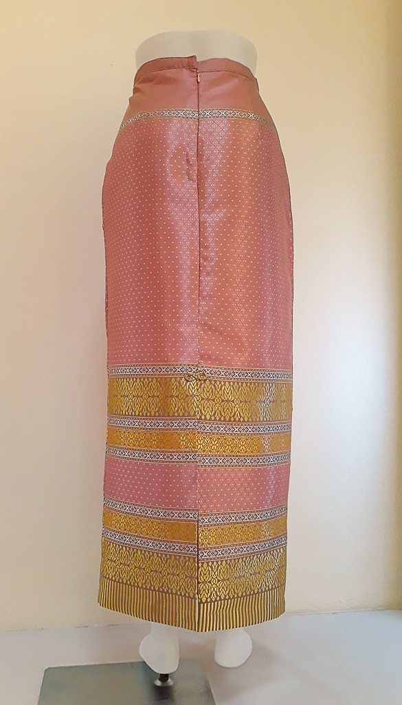 ผ้าถุงไหมสำเร็จรูป (สีชมพูอ่อน ลายสุโขทัย ทรงกระโปรง) งานตัดเย็บประณีต อัดผ้ากาวตามสีของผ้าถุง เนื้องานดีเกรด A (รอบเอว 30 นิ้ว)