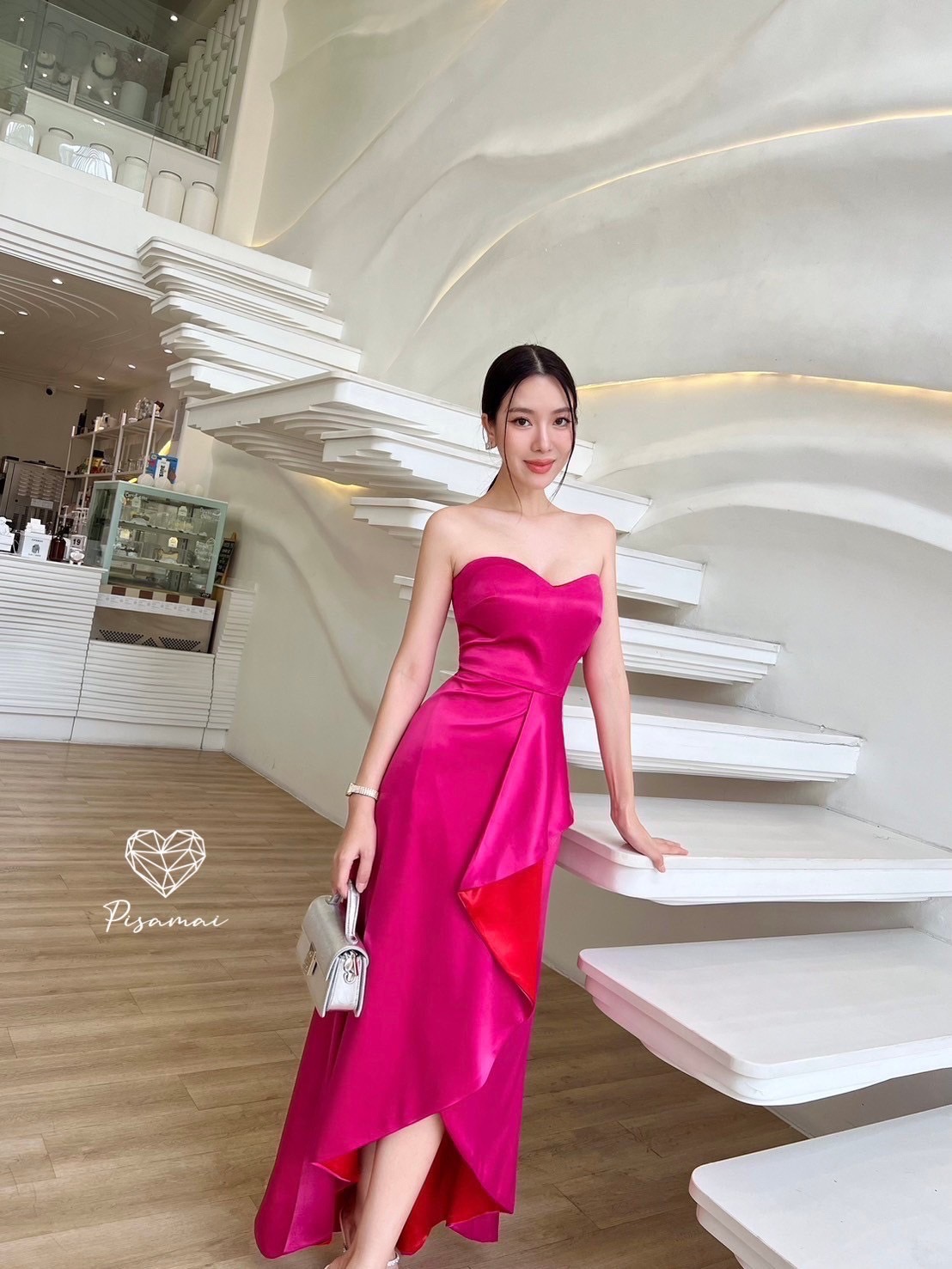 เดรสเกาะอกตัวยาวทูโทนสีชมพูแดง ผ้ามันวาว ทรงหน้าสั้นหลังยาว ใส่ไปงานสวยๆได้เลยค่า ราคานี้มือต้องไวเลยค่า รุ่นนี้ใส่สวย เนื้อผ้าดีมากกกกกกก ห้ามพลาดเลยค่า