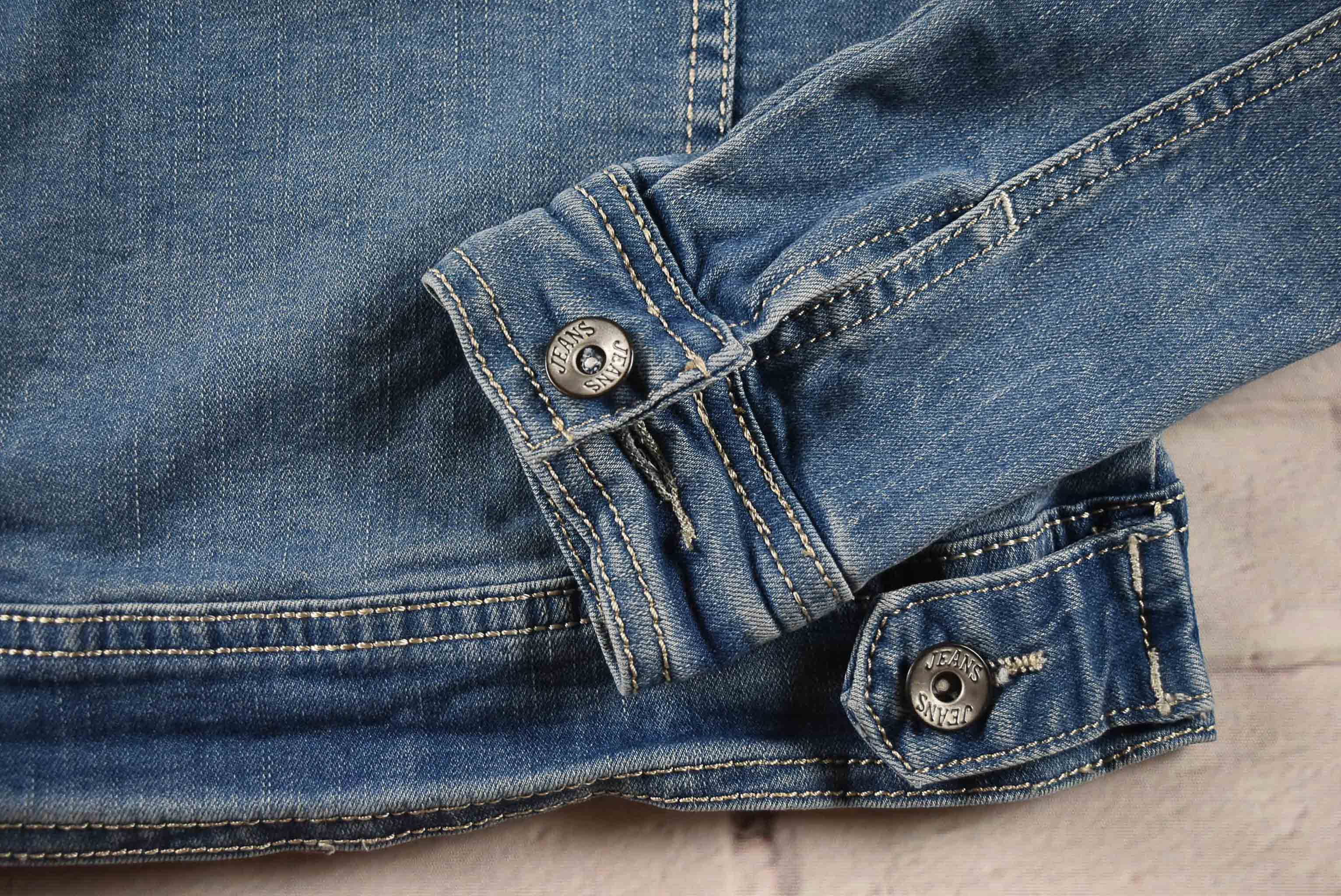 SKINNY LIP อกจริง 28 ไซส์ 120 เสื้อแจ็คเก็ตยีนส์ แขนยาว เด็กชายหญิง สีฟอกซีด เนื้อผ้านุ่ม สภาพดีมาก ผ้ายืด มีกระเป๋าข้าง