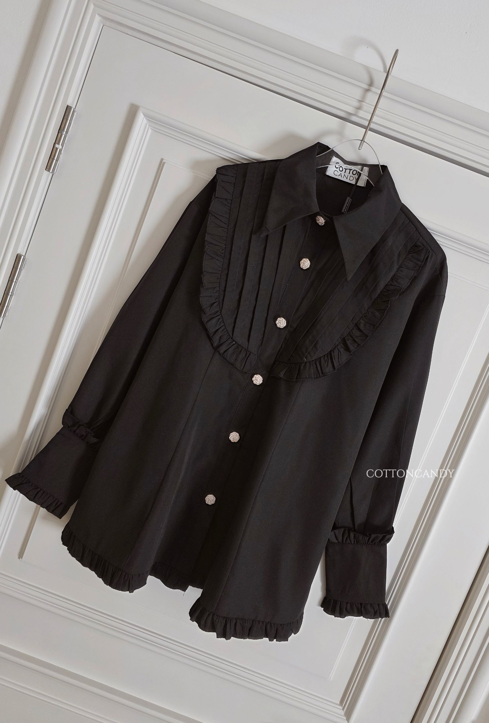 Tag#cottoncandy โอ้โห้ๆๆๆเสื้อเชิ๊ตรุ่นนี้ดีเทลดีมากๆคร่าาาา บอกเลย cottoncandyทำถึงสุดๆ ดีเทลตีเกร็ดหน้าสวยหรูดูแพง แต่งระบายสุดปัง กระดุมนำเข้าพรีเมี่ยม บอกเลย ลุคนี้ปั้วมากๆคร่าาาา