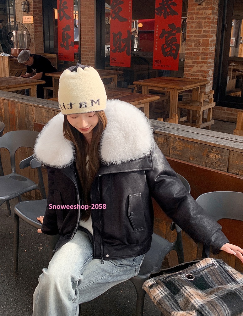 แค่ใส่ก็ได้ลุค “Luxury Winter Girl” แจ็คเก็ตดาวน์ปกขนเฟอร์ ทรงโอเวอร์ไซส์สุดเก๋ กันหนาวติดลบได้จริง ใส่ถ่ายรูปก็สวยปัง! มี 6 สี เลือกแมทช์ได้ทุกสไตล์