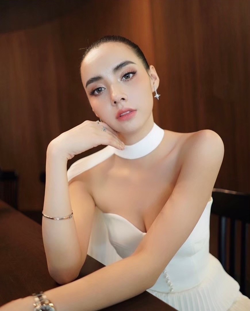 เซ็ตเกาะอกสีขาว มาคู่กับกางเกงพลีทขายาว และโชกเกอร์คอเวอร์วังอลังการมากค่าชุดนี้ ถ่ายรูปปังมากค่ารุ่นนี้ สวย จบ ครบในชุดเดียว
