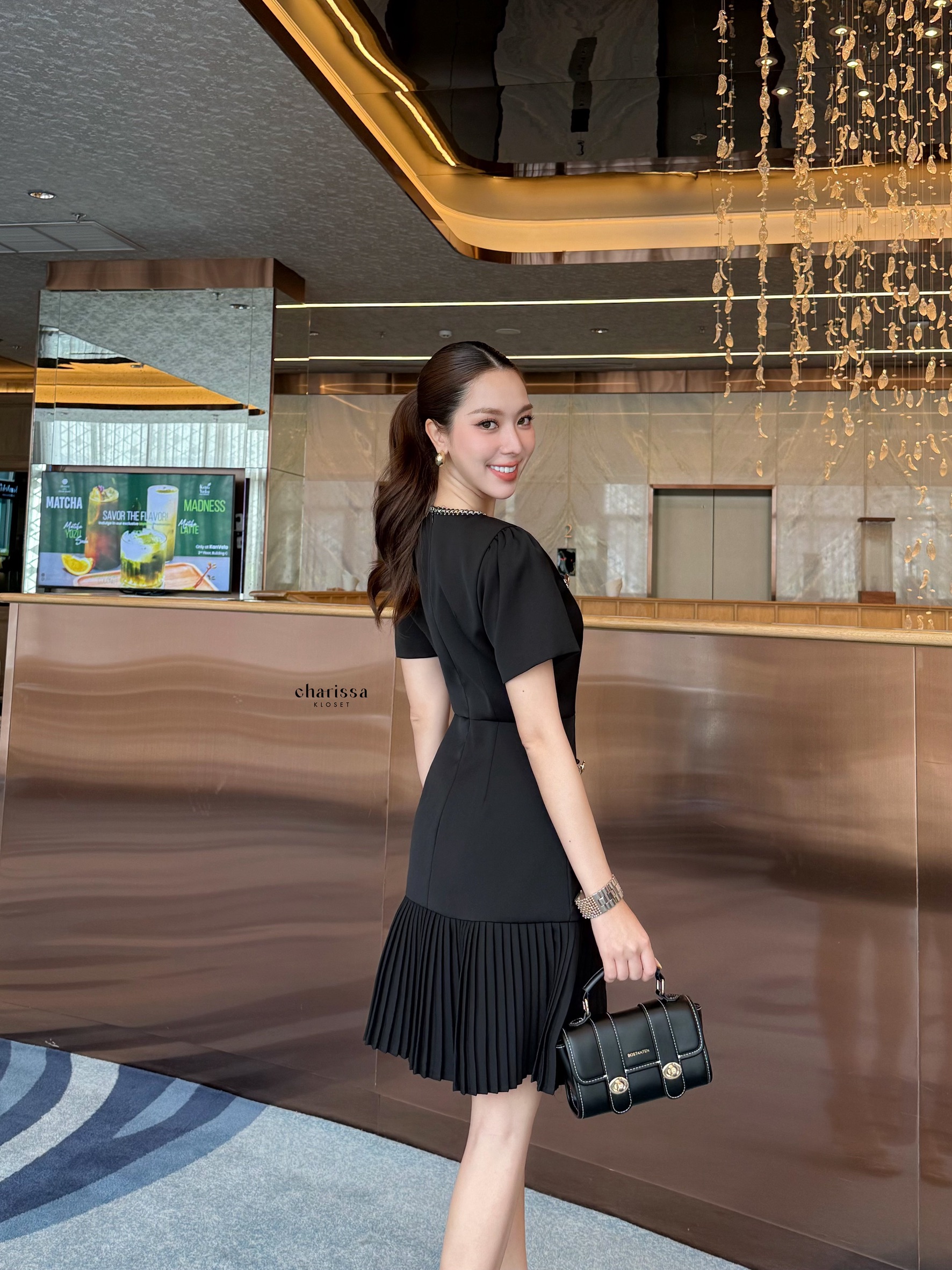 ชุดเดรสสุดหรูที่ผสมผสานความเรียบโก้และความหวานได้อย่างลงตัว ดีไซน์ทรงเข้ารูปช่วงตัว เน้นสัดส่วนอย่างสวยงาม เดรสเป็นซิปด้านหลัง ตัดต่อกระโปรง พลีท เพิ่มความพลิ้วและความอ่อนหวาน ตกแต่งกระดุมทองหรูหราและกระเป๋าเพิ่มความโดดเด่น สไตล์ Luxury Chic เนื้อผ้าพรีเม