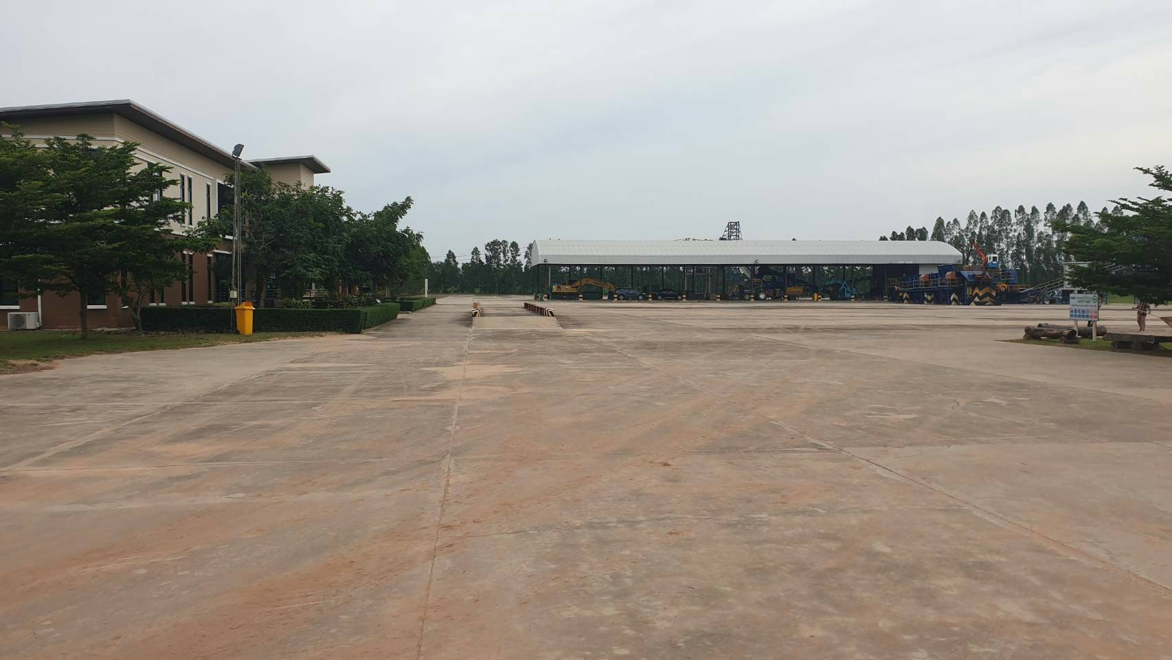 ขายกิจการบริษัทยานอส (ไทยแลนด์) จำกัดพร้อมทรัพย์สินทั้งหมดบนเนื้อที่ 46 ไร่ 3 งาน 20 ตรว. อ.ท่าลาด จ.นครราชสีมาห่างตัว อ.ชุมพวง 9 กม. ใกล้ อบต.ท่าลาด 1.3 กม.