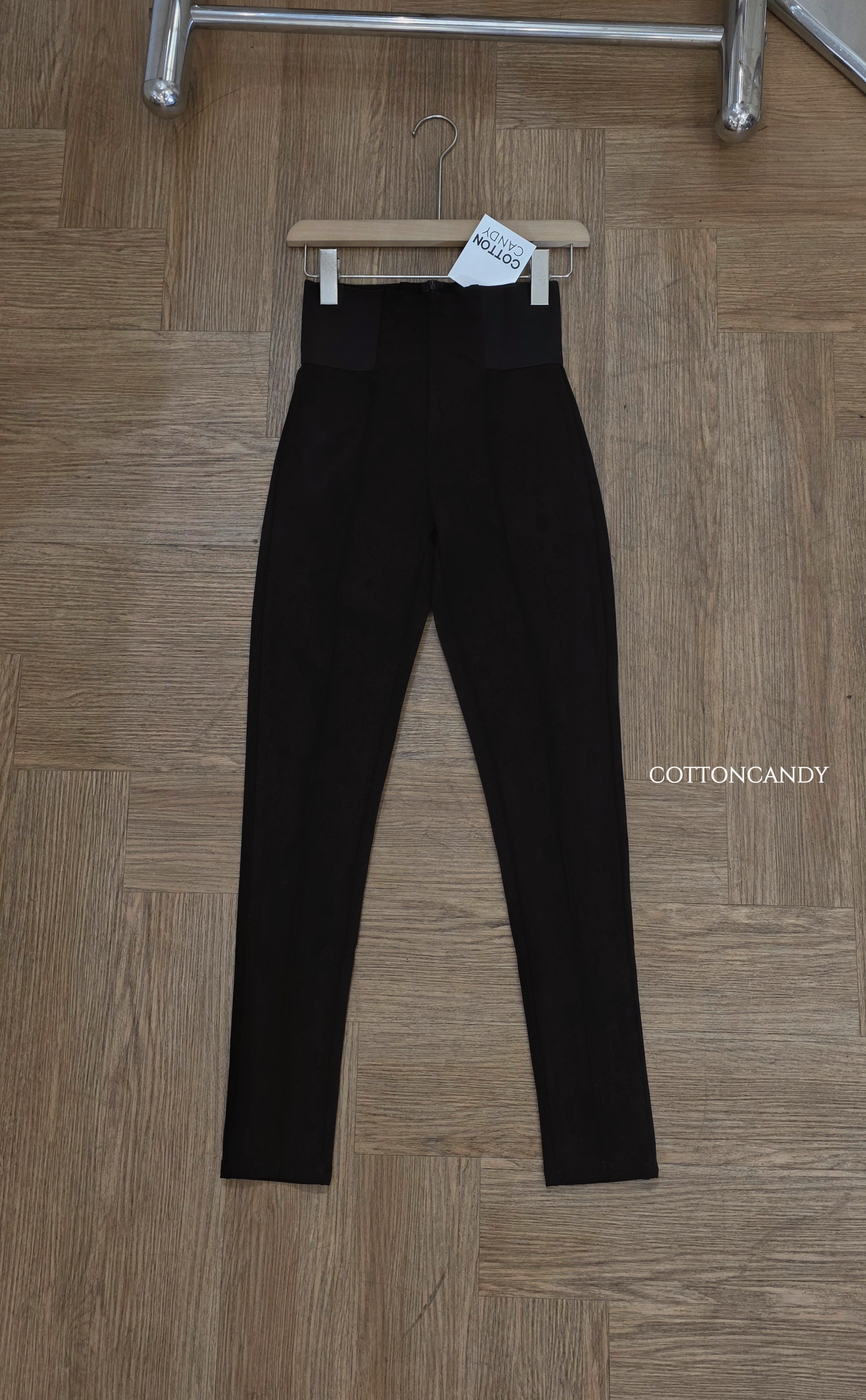 กางเกงสกินนี่ตัวโปรดของนิราเลยคร่าาาา ใส่เข้าฉากบ่อยมากกกก รุ่นนี้ผ้าคือดีสุดๆจร้าาาา ดีเทลซิปหลังด้วย ใส่ดีเก็บหุ่นเก็บทรงดีมากจร้าาาาา