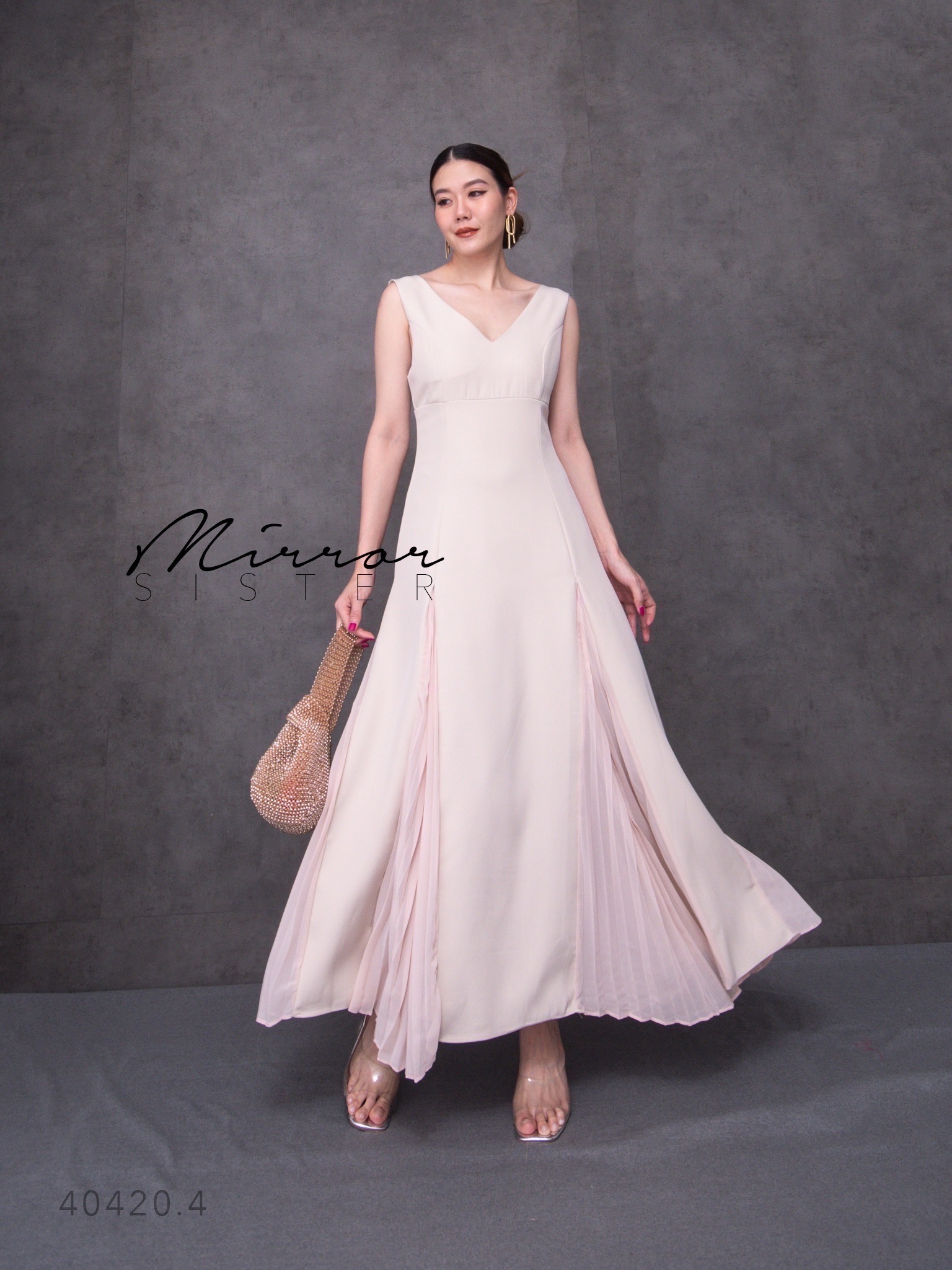 MiRRoRSiSTER 's Co&Co MaXiDReSS•• เดรสทรงสวยใส่แล้วดูผอมเพรียว ช่วงบนเป็นแขนกุดคอV ด้านหลังเว้าวีลึก ••มีเสริมบราที่ช่วงอก•• ช่วงเอวเข้ารูป กระโปรงยาวทรงบานแต่งอัดพลีท6ชิ้น ใส่สวยสง่าทุกงาน เนื้อผ้าดีใส่สบาย ได้ใช้ทุกอีเว้นท์ #mirrorsister #ถ่ายจากสิ