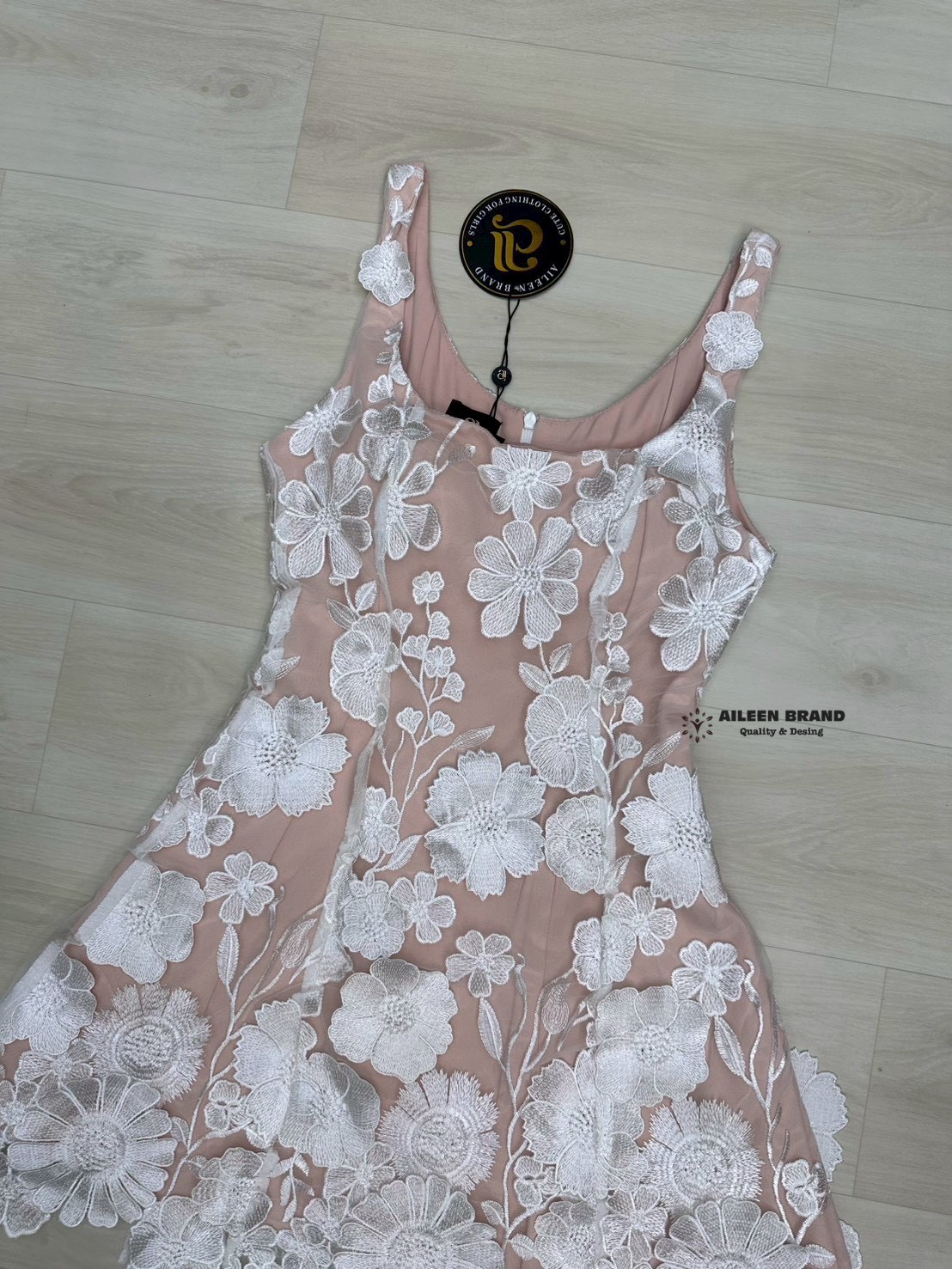 มินิเดรสลูกไม้ 3D สุดหรู ซับด้านในสีนู๊ด ใส่แล้วดูสว่างและขับผิว อกเอวเข้ารูป อกเสริมฟองน้ำ (ซิปหลัง) ช่วงกระโปรงบานออกเล็กน้อย ( ด้านในมีซับมาอย่างดี) ใส่ออกเดต ดินเนอร์ งานสวยเนื้อผ้าดีคัตติ๊งเป๊ะ