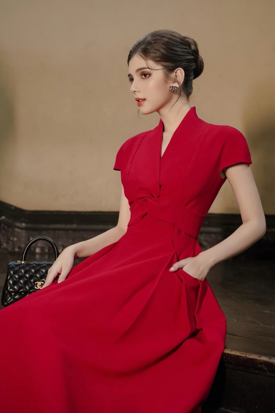 เดรสตัวยาวทรงมีแขนมัดหน้าสีแดง มาในทรงกระโปรงบานยาว ดีไซน์สวย หรู old money ดูแกรมมากๆค่า ต้องมีเลยค่า