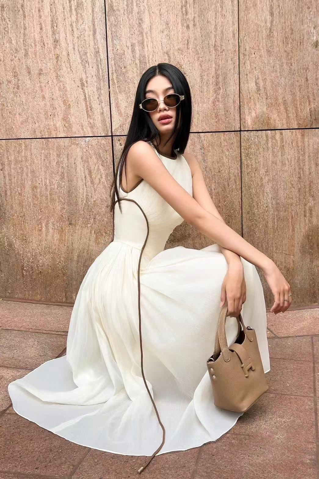 เดรสแขนกุดสีขาวแต่งดีเท็ลจีบย่นช่วงเอว สีเส้นลายสีน้ำตาลตัดขอบ ผ้าพริ้วใส่สวยมากๆค่า ใส่เฟียสๆ แกรมๆ ได้ไม่ซ้ำใคร ต้องมีเลยค่า