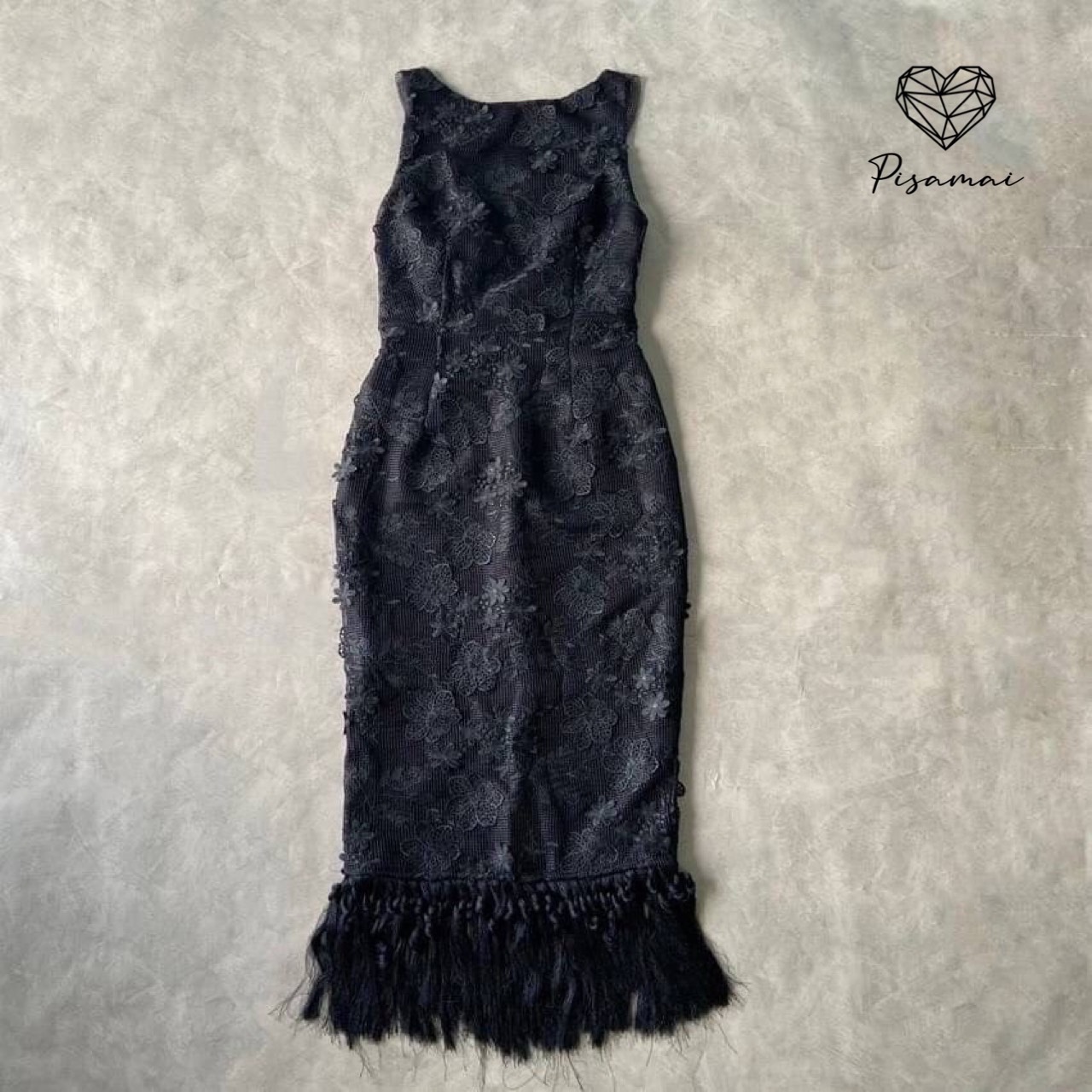 เดรสแขนกุดสีดำตัวยาวมาในงานผ้าลูกไม้ฉลุนูนสีดำ ด้านหลังเป็นทรงเปิดหลัง ช่วงชายแต่งพู่เส้น เทคเจอร์ผ้าสวยสวยมากๆค่า ต้องมีเลยค่า