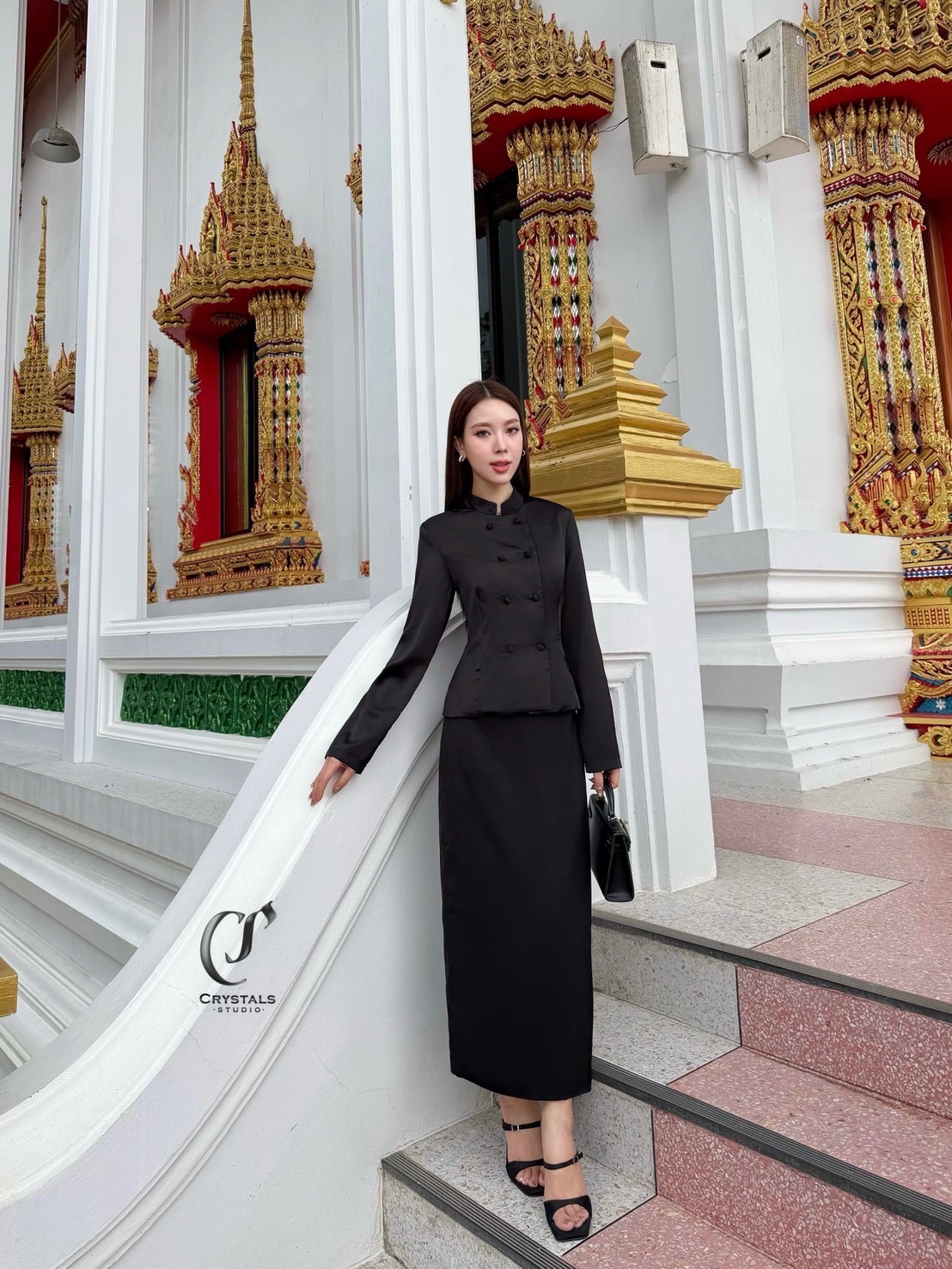 งานชุดไทยสีดำจิตรลดา เนื้อผ้าซาติน ดีไซน์กระดุมคู่ ช่วงคอดีไซน์ทรงคอจีนเสริมความสง่า ทรงสุภาพ มาพร้อมกับกระโปรงผ้าหลัง เสริมความคล่องตัวในการเดิน เหมาะสำหรับใส่ร่วมงานพิธีทางการ