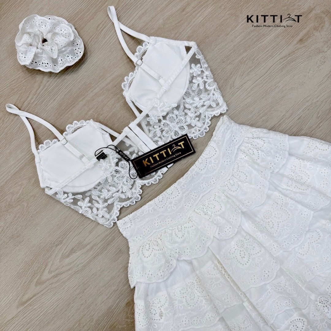 Set (3) ชิ้น เสื้อ + กระโปรง+ที่ผูกผมชุดเซตสายเดียวผ้าลูกไม้เนื้อหนาแน่น High Fashion มาก กับตัวเสื้อโดดเด่นที่หน้าอก ตกแต่ง ช่วงตัวเป็นซีทรู งานจริงสวยมากเพิ่มความหรูหรา ตะขอหลัง มีฟองน้ำเสริมหน้าอก กระโปรงจับจีบ ทรงชายระบาย มีซับในเป็นกางเกง มีที่ผูกผมม