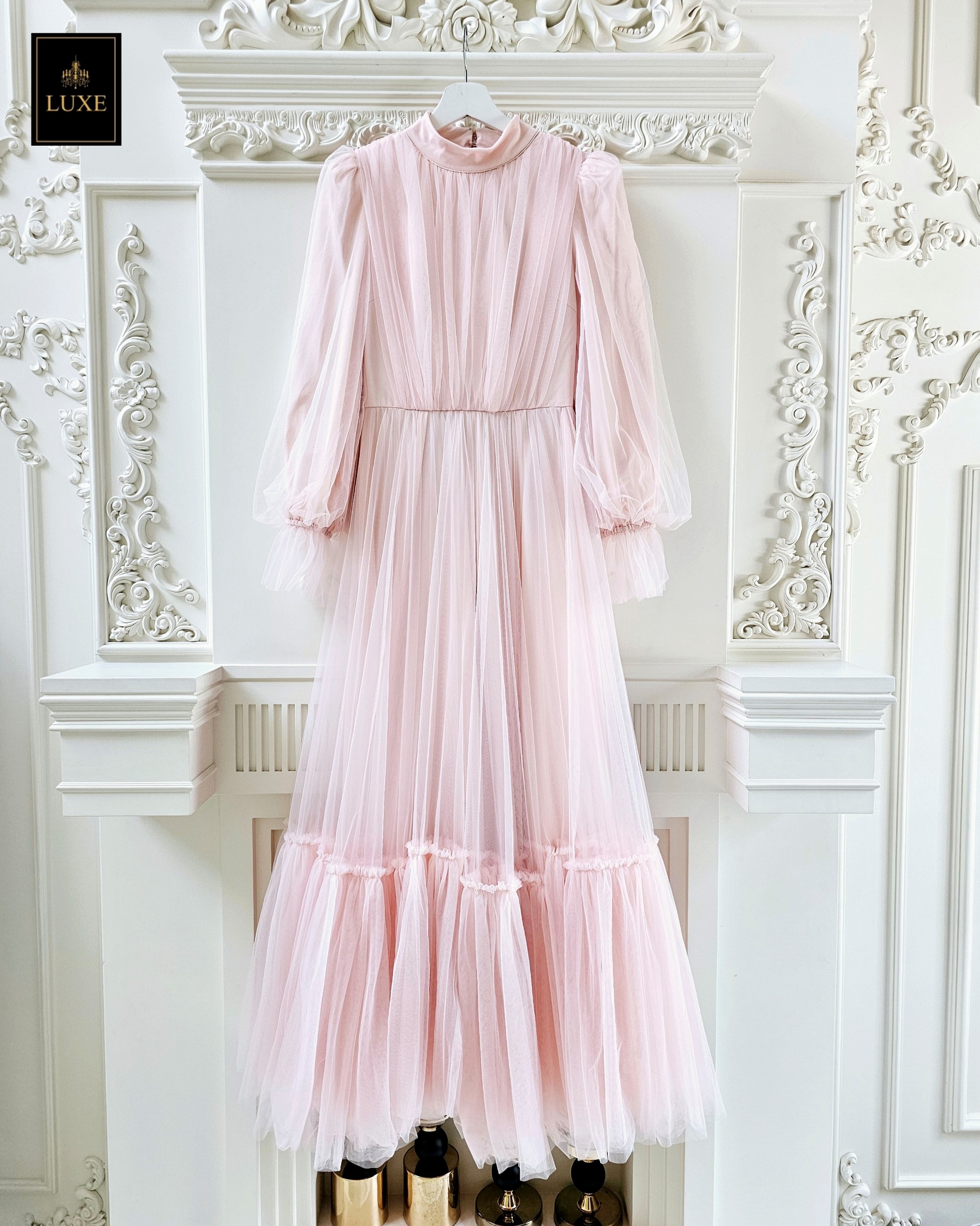 Label : LUXE แม็กซี่เดรสเสื้อคอปีนแขนยาว กระโปรงบานต่อชายรูดระบายรอบตัว มีโบว์ผูกเอว คัตติ้งประณีต มีซิปซ่อนและซับในเต็มตัวรวมแขนเสื้อ ทำจากผ้าเน็ตเนื้อนุ่ม ใส่สบายไม่ระคายผิวค่ะ