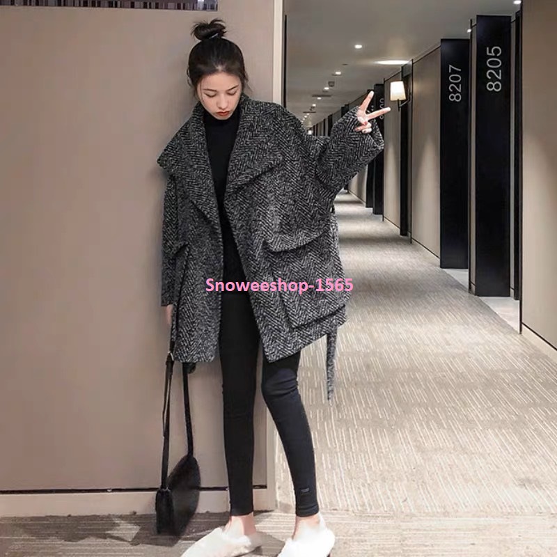 เสื้อโค้ทผ้าวูลผู้หญิงรุ่นยาวปานกลาง เสื้อโค้ทสไตล์เกาหลีผ้าวูลทอหนาพร้อมซับในทรงโอเวอร์ไซใส่แบบหลวมๆ มาพร้อมสายเข็มขัดแต่งปกบานสีเทาเข้ม
