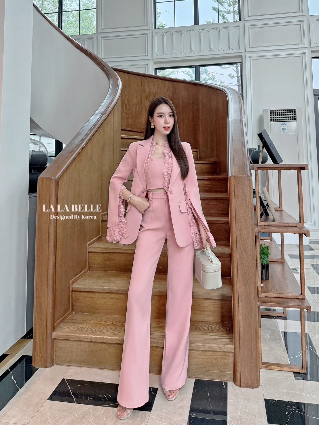 เซต3ชิ้นผ้าสูทอัดกาวอย่างดีผ้าดีทรงสวยเสื้อครอปสายเดี่ยวเสริมฟองน้ำปรับสายได้ใส่คู่กางเกงขายาวเอวสูงมีกระเป๋ากางเกง2ข้างมีซับในอัดกาวอย่างดีมาพร้อมเสื้อสูทคอปกแขนยาวผ่าแขนแต่งลูกไม้ช่วงขอบคอและขอบแขนมีซับในอัดกาวอย่างดีงานคุณภาพ