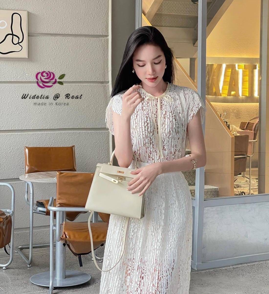 Set :: เสื้อตัวยาวสวยทรงดี กุ้นรอบคอด้วยแถบกำมะหยี่ผูกโบน่ารัก ตัวเสื้อเลือกใช้ผ้าลูกไม้เนื้อสวย ตัวเสื้อทรงปล่อยใส่ง่าย มาเข้าชุดพร้อมกับกระโปรงทรงเอบานตัวสวย แพทเทิ้ลเรียบๆแต่สวยมาก