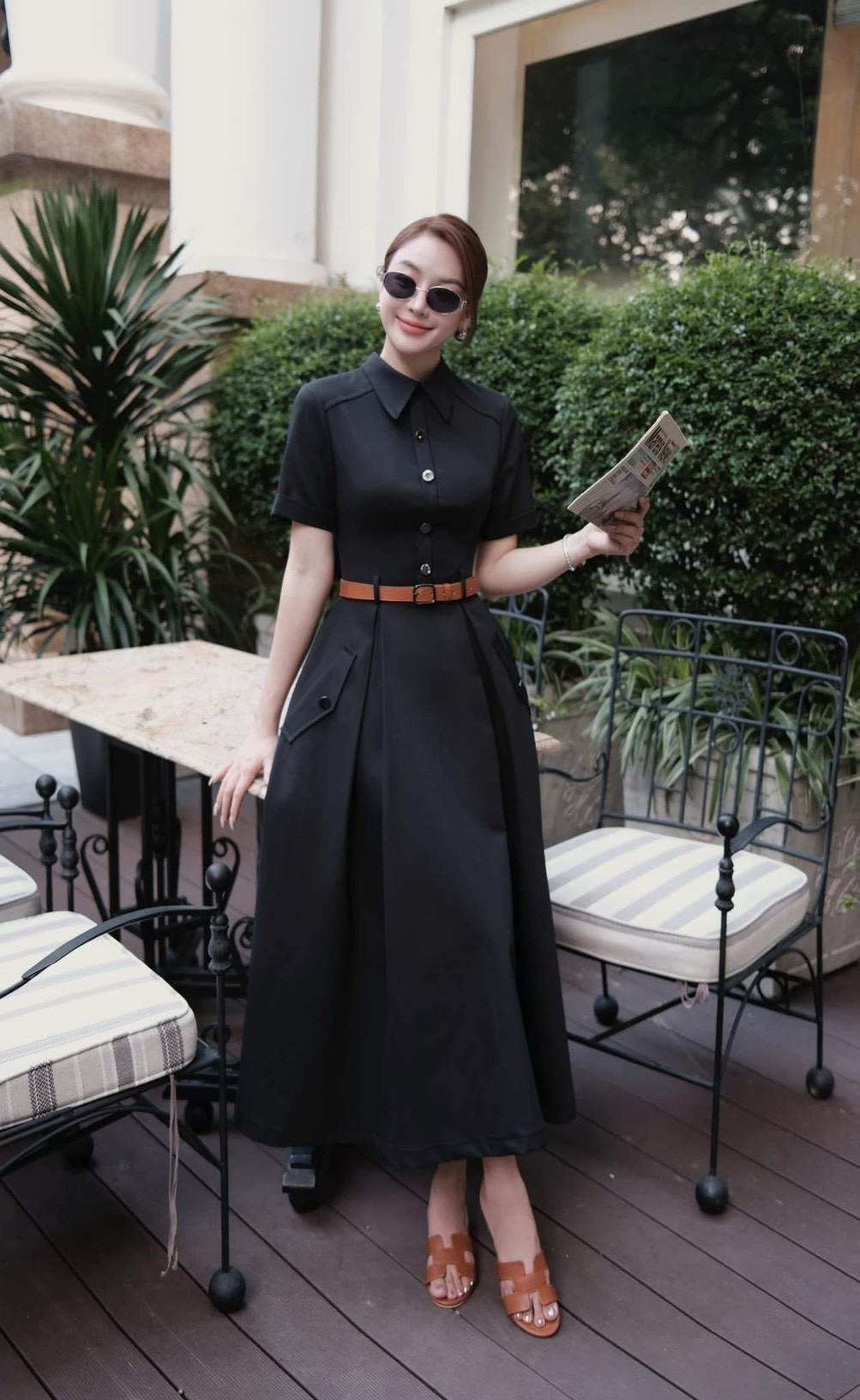 Set 2ชิ้น เดรสยาว+ เข็มขัด Maxi เดรสสีดำคอปกแขนสั้น ดีเทลแต่งกระดุมหน้า (มีซิปหลัง) ช่วงกระโปรงจับจีบคลายๆให้ทางสวยผ้าพริ้วใส่สบาย แต่งปกกระเป๋าหน้าใช้งานได้จริง