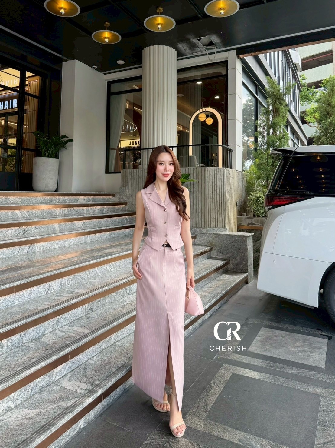 ชุดเซ็ท 3 ชิ้น เสื้อ+กระโปรง+เข็มขัด ตัวเสื้อกั๊กลายริ้ว แขนกุดคอวี แต่งกระเป๋าหลอก 2 ข้าง กระดุมทอง ช่วงเอว มีสายผูกเอวสามารถทำเป็นโบว์เล็กๆน่ารักได้ มาพร้อมกระโปรงลายริ้ว เอวสูงผ่าหน้า มีกระเป๋า 2 ข้างใช้งานได้จริง มีซับในทั้งชุด แถมเข็มขัดเข้ากับชุด ชุ