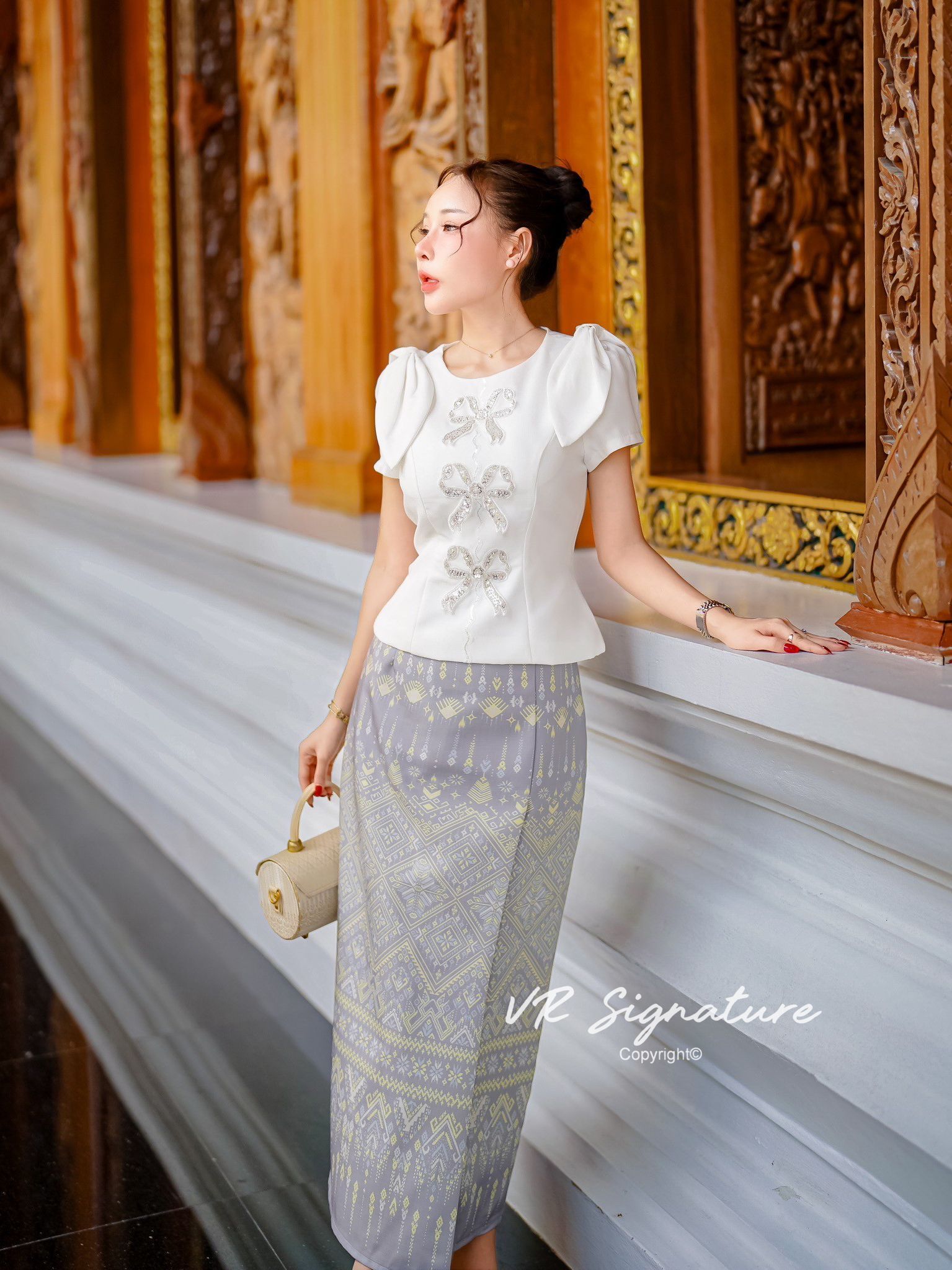 Set เสื้อแขนสั้นแต่งโบว์ ด้านหน้าแต่งโบว์ปักเลื่อมเรียงสวยมากค่ะ มีฟองน้ำจัดทรงให้ด้วยค่ะ ชายเสื้อบานเล็กน้อย แมทช์กับกระโปรงยาวทรงพับจีบทบด้านข้าง เนื้อผ้าพิมพ์ลายไทย มี texture สวยมากค่ะ มีซับใน สามารถใส่แยกกับชุดอื่นได้อีกเยอะเลยค่ะ ต้องจัดนะค่