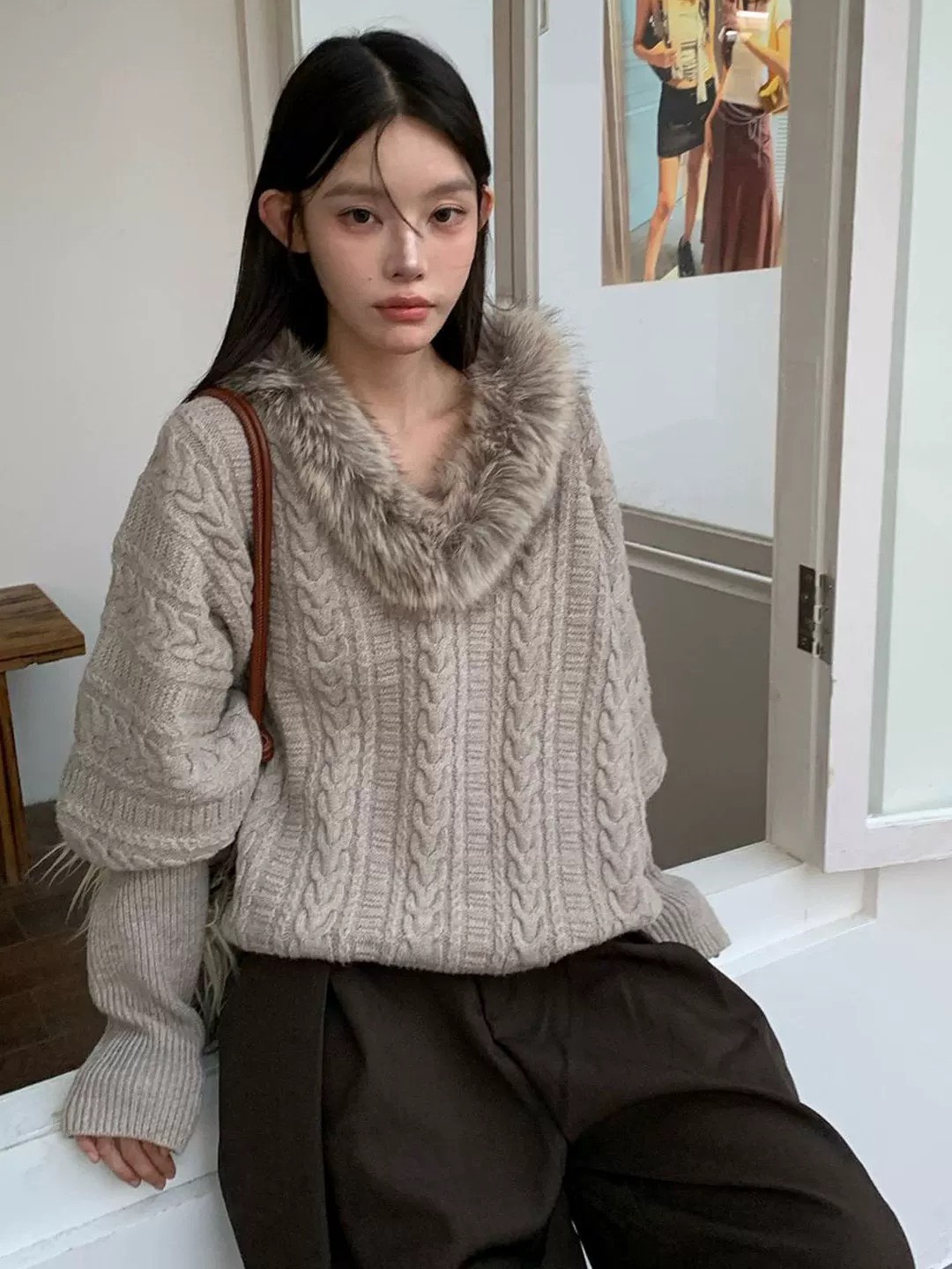 :เสื้อสเวตเตอร์ตกแต่งขนเฟอร์ ผ้าไหมพรมลายเปียน่ารักมากค่ะตัวนี้ เนื้อผ้านิ่มสวมใส่สบายมากค่ะ