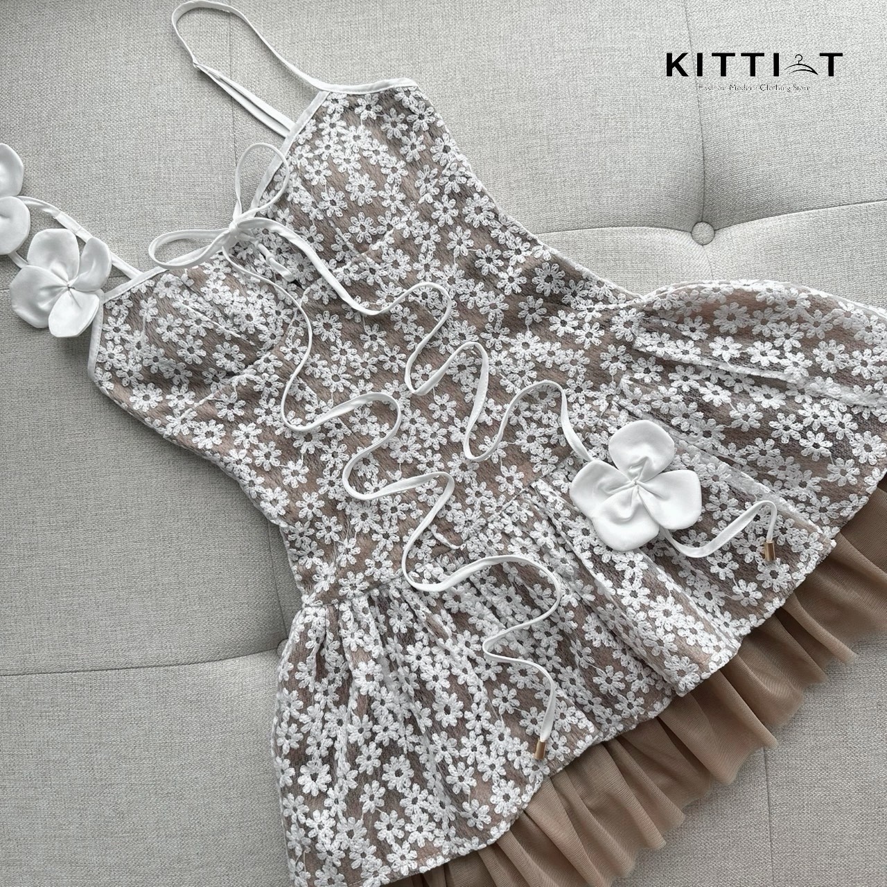 Details : Dress ชุดเดรสสายเดี่ยวสไตล์หวาน ตัวชุดตัดเย็บจากผ้าลูกไม้ลายดอกไม้สีขาวทั้งตัว ดีเทลตกแต่งด้วยริบบิ้นผูกไขว้ด้านหน้าเพิ่มความน่ารัก feminine มีดอกผ้าตกแต่งขนาดกลางบริเวณสายเดี่ยวและช่วงเอว