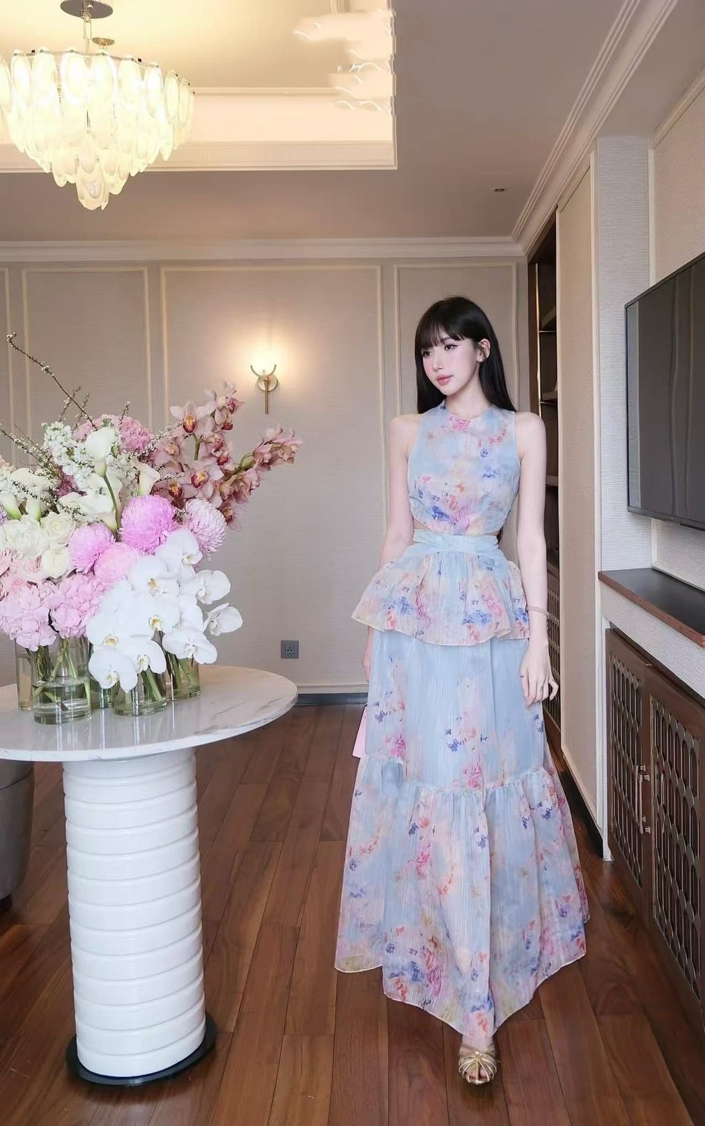 Maxi เดรสแขนกุด ดีไซน์แต่งครึ่งตัวบนเหย็บติดมาด้านหน้า เว้าหลัง มาพร้อมสายผูกโบว์ผูกหลัง อกเสริมฟองน้ำ แต่งระบายรอบเอว กระโปรงบานออก พริ้วๆ งานเนื้อผ้า พิมพ์ลายดอกไม้ลากสี สวยงามมากๆ มีซิปหลัง ชับในอย่างดี ซัมเมอร์นี้ต้องมีแล้วป่ะ