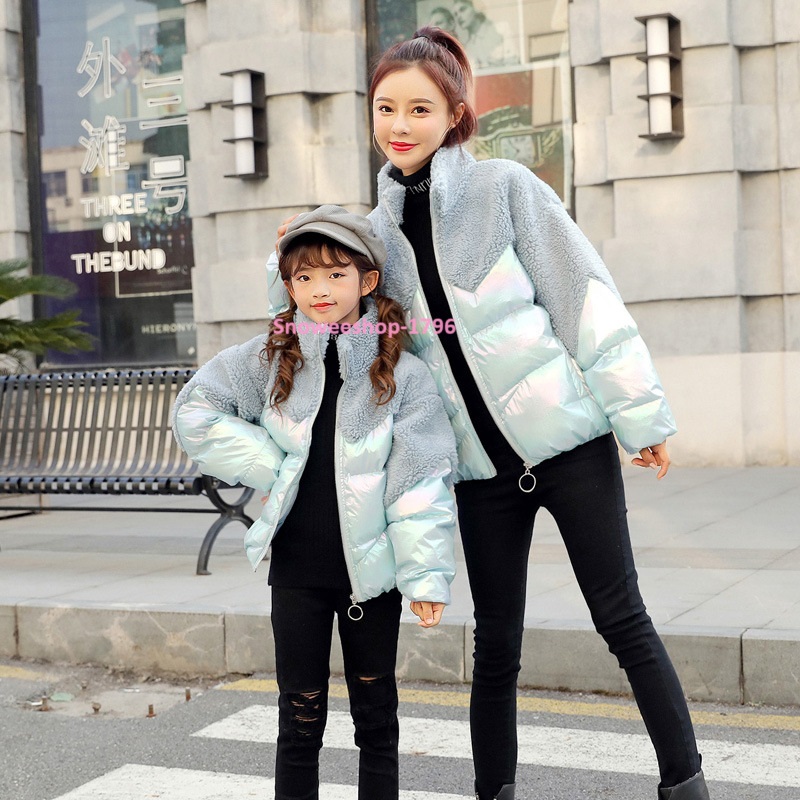 เสื้อกันหนาวแม่ลูก ใส่เป็นคู่แม่ลูก หรือใส่เดียวก็สวยมาก เสื้อกันหนาวเกรดพรีเมี่ยม ผ้าเงาเคลือบสารสะท้อนหยดน้ำ แนวหวานแหวน สีพาสเทล ทรงแจ็คเก็ตแต่งขนแกะ ปกคอสูงกันหนาวติดลบ มี 2 สี