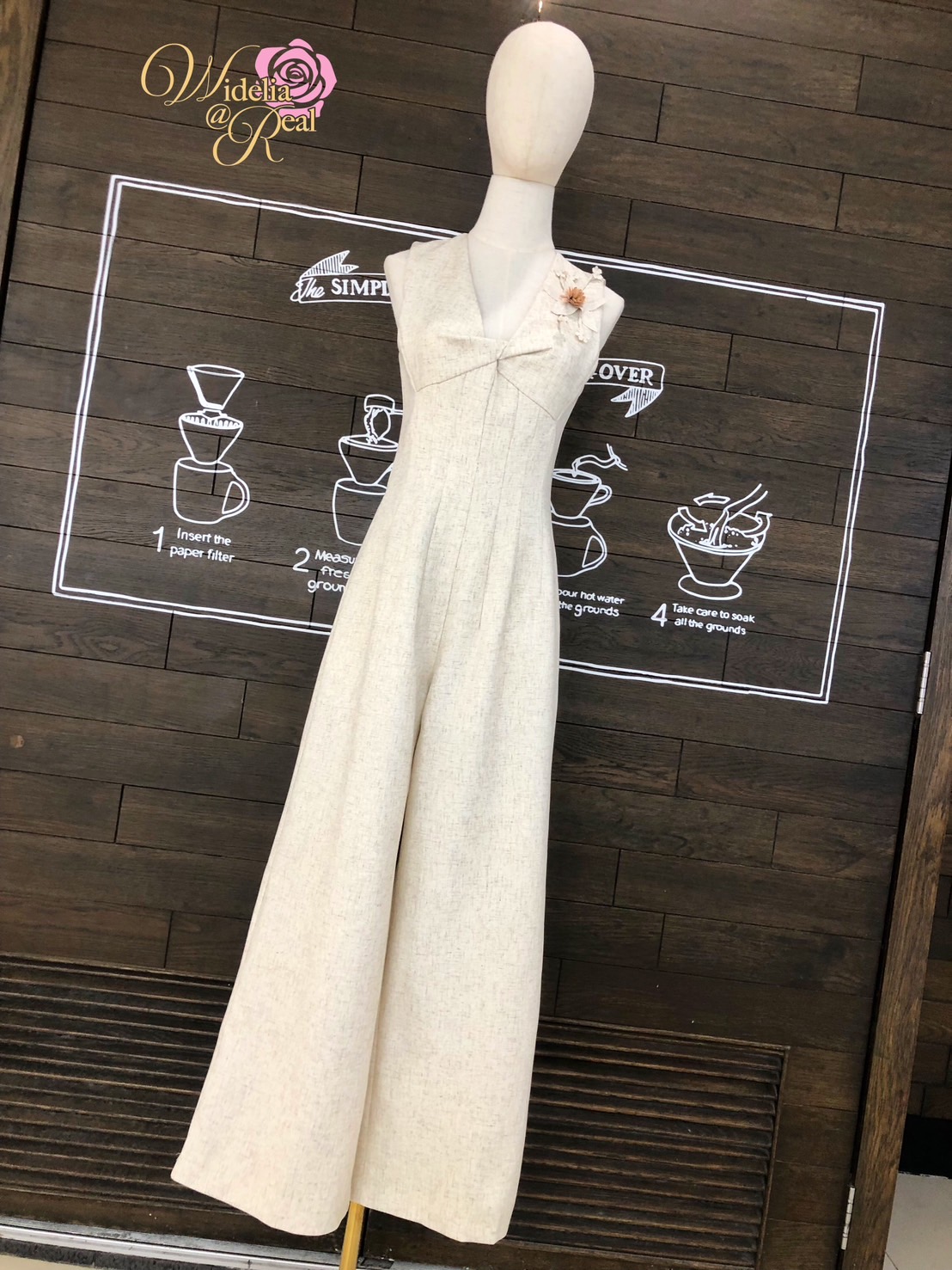 Jumpsuit จั้มสูทแขนกุด ขายาว คอวี ช่วงอกเย็บดอกไม้ป๊อปอัพ ซิปหลัง เนื้อผ้าอย่างดี ผ้าคล้ายผ้าลินิน โทนสีครีม ผ้าดีมีน้ำหนัก ไม่บาง ใส่สบาย งานคัตติ้งเนี๊ยบ ทรงสวยเป๊ะ