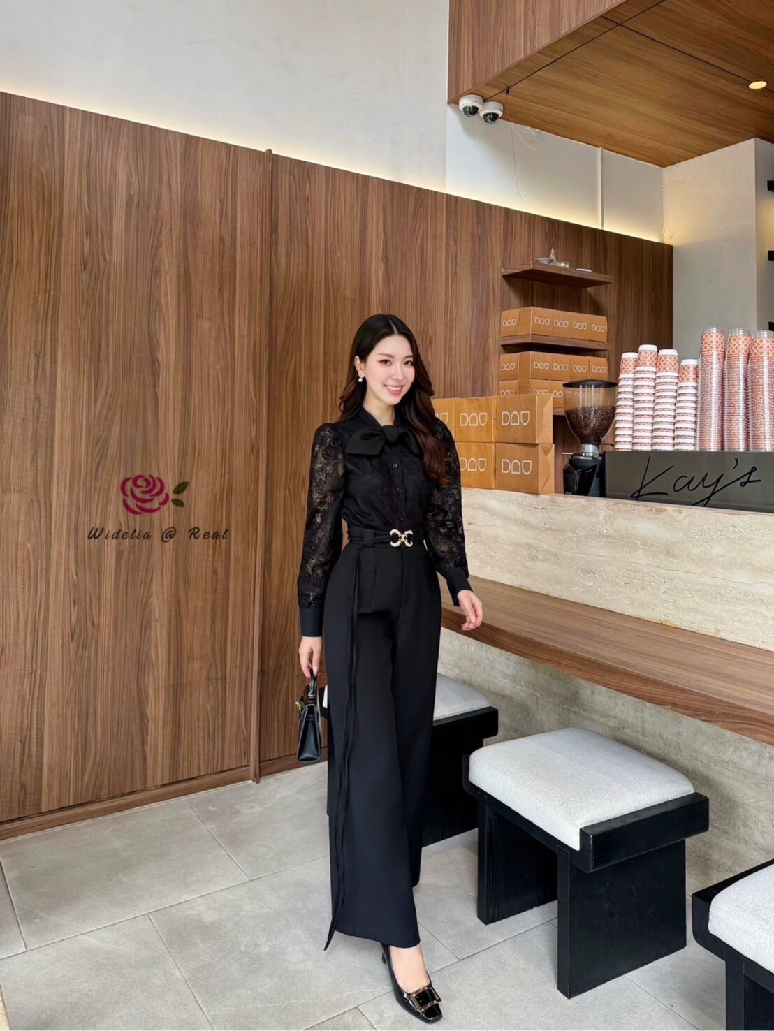 Set เสื้อลูกไม้แขนยาวกับกางเกงขากระบอก มาพร้อมเข้มขัดให้1เส้น คอผูกโบว์ กระดุมหน้า กางเกงผ้าสีพื้น เอวสูง มีกระเป๋าล้วง งานทรงสวยเป๊ะมาก คัตติ้งเนี๊ยบ รุ่นนี้คือสวยจริง รับรองใส่ออกมาไม่ผิดหวังการันตีให้เลย บอกเลยห้ามพลาดเด็ดขาด งานดีงานสวยแน่นอน