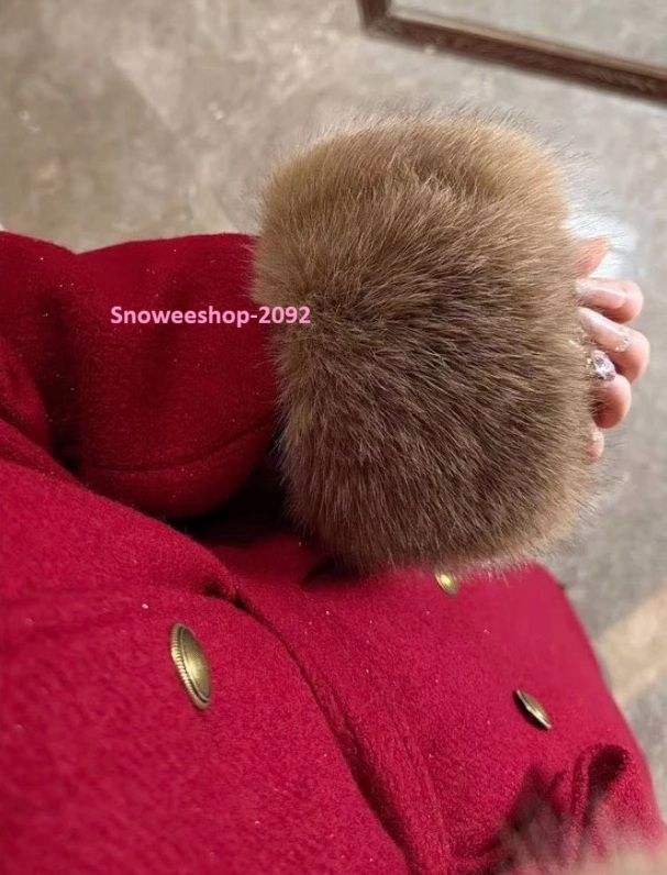 โค้ทตัวนี้คือ ตัวแม่ประจำฤดูหนาว เก็บลุคหรูได้แบบไม่ต้องพยายามเยอะ ปกขนเฟอร์ + ขนปลายแขนแบบฟูๆ แต่งลายสวย หรูมีคลาส ซับในหนา อบอุ่นมาก ใส่ติดลบได้จริง เดินในหิมะก็ยังสวยแบบมีประกาย