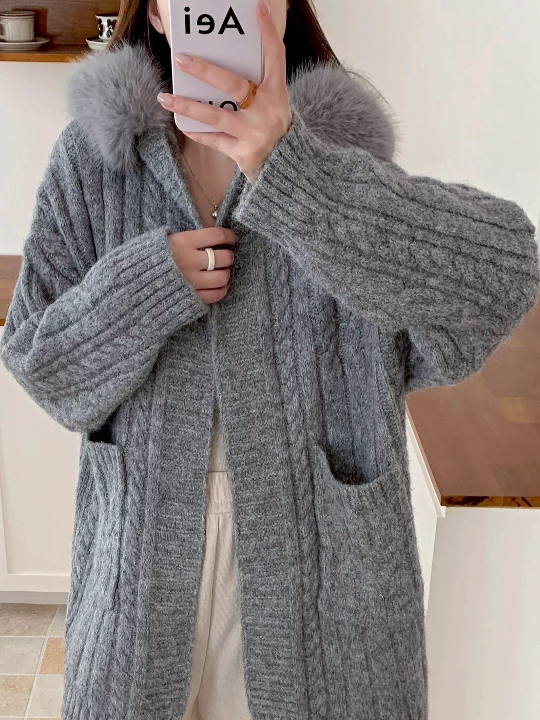 เสื้อคลุมไหมพรมมีHood Fur🤩 ทรงoversize มีกระเป๋าหน้า ผ้าทอลายแน่นเนื้อดี hoodดีไซน์ขนเฟอร์ติดกระดุมซ่อนแยกได้ค่ะ ใส่สวยฟรุ้งฟริ้ง ถ่ายรูปสวยปังแน่นอน