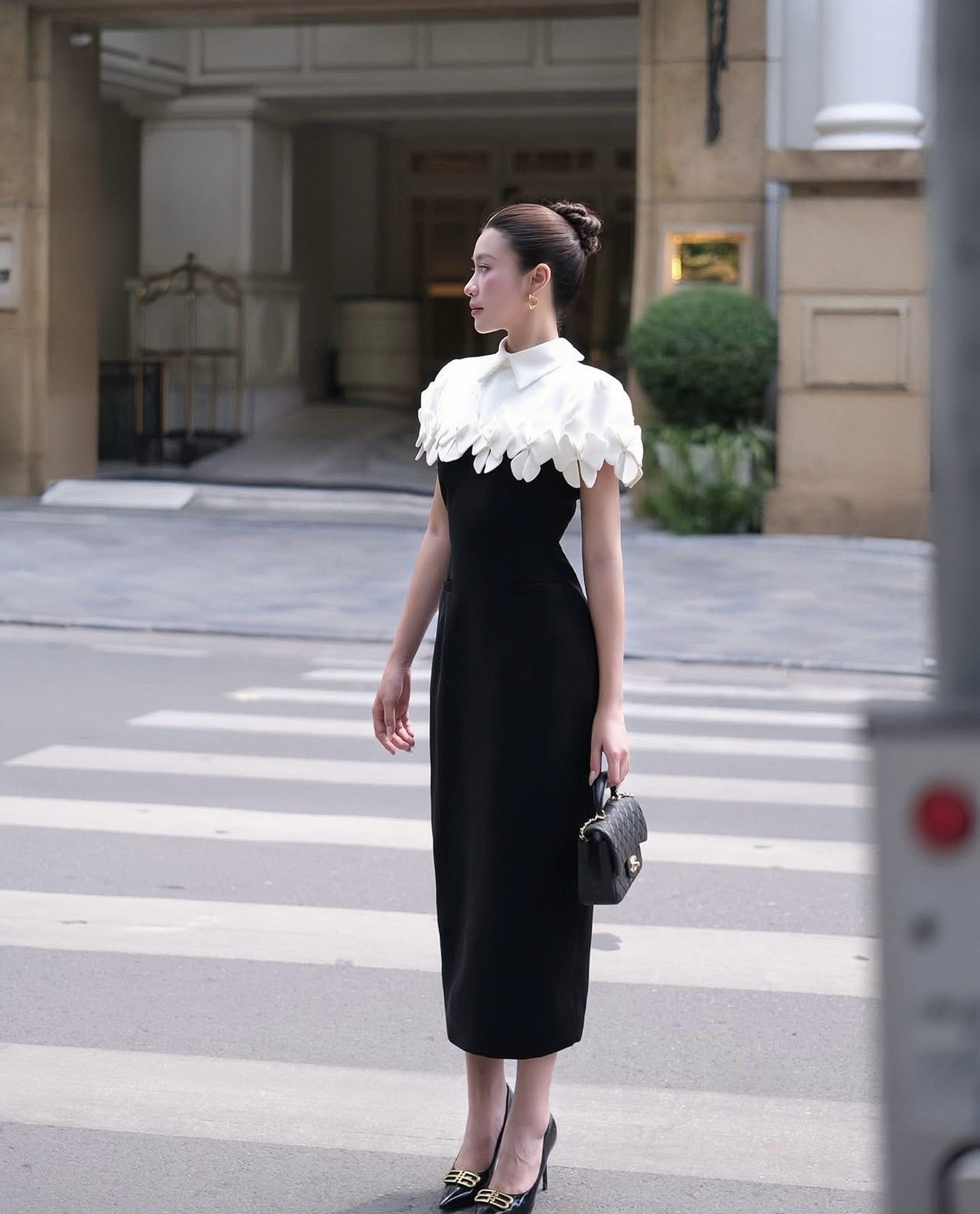 Set 2 ชิ้นสุดหรู เสื้อคลุม+เดรส เสื้อคลุมสีขาวดีเทลกลีบดอกไม้เรียงซ้อน เพิ่มมิติและความหวานอย่างมีระดับ แมตช์กับเดรสดำเข้ารูปทรงเรียบหรู เผยลุคผู้หญิงมีคลาส ดูแพงและสง่างามทุกองศา