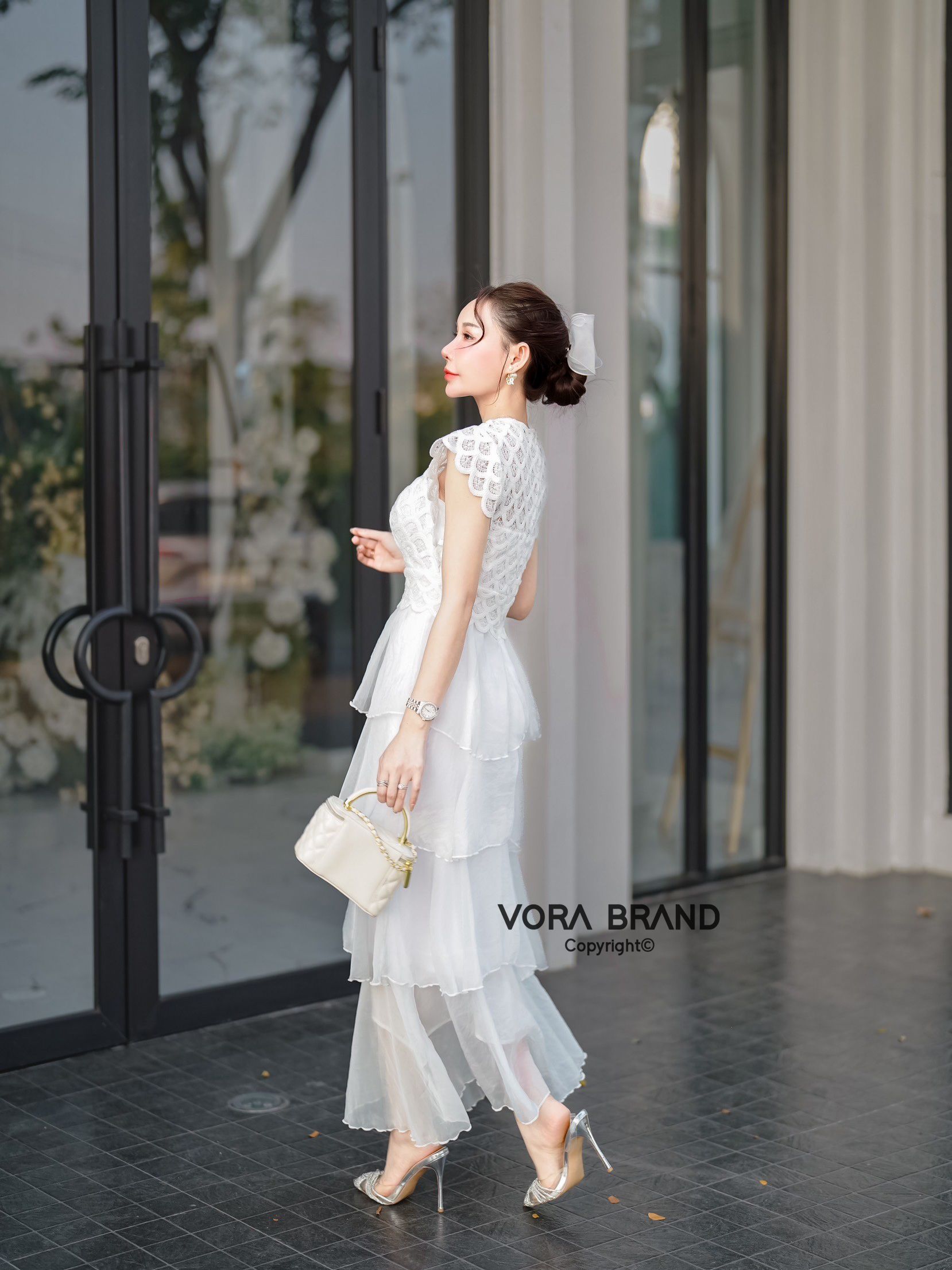 Dress ยาว คอวี ช่วงบนแต่งผ้าลูกไม้ มีฟองน้ำจัดทรงให้ค่ะ แต่งเข็มกลัดดอกไม้ช่วงอก เอวเข้ารูป ช่วงกระโปรงแต่งระบายชั้นๆ น่ารักมากค่ะ เนื้อผ้าใส่สบายมีซับในทั้งชุดค่ะ ... ใส่ออกมาแล้วเป๊ะเว่อร์ แพทเทรินเนี๊ยบสุดๆ สามารถใส่ได้ในทุกโอกาสเลยค่า