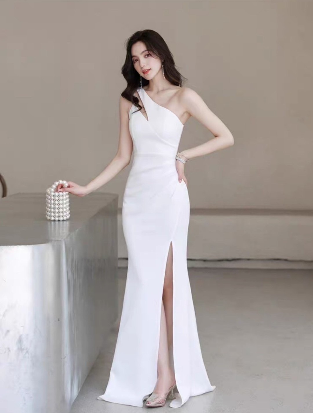 เดรสไหล่เดียวสีขาวตัวยาวผ่าหน้าใส่vacayถ่ายรูปกับแก๊งค์เพื่อนๆไม่มีผิดหวังเลยค่า ห้ามพลาดเลยน้าตัวนี้