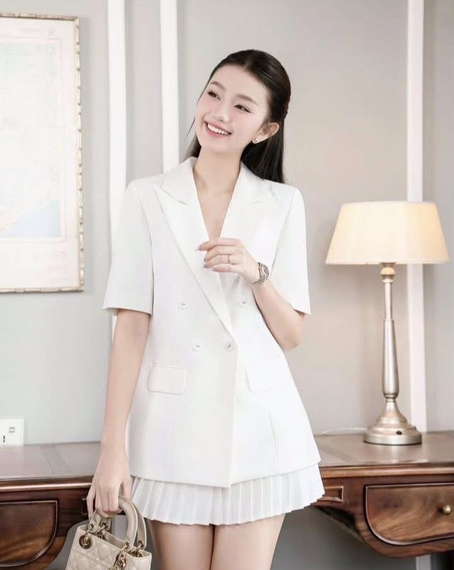 Label :: RAMI-PAPHA(รมิปภา) เสื้อแขนสั้น ปกคอเสื้อเก๋ๆ กระเป๋า/กระดุมหน้า ใช้งานได้จริง ไหล่มีฟองน้ำ ซับในอย่างดีทั้งตัว ++กระโปรงจีบเล็กรอบตัวเก๋มากๆคะ มีขาสั้นด้านใน **เนื้อผ้าสวมใส่สบาย