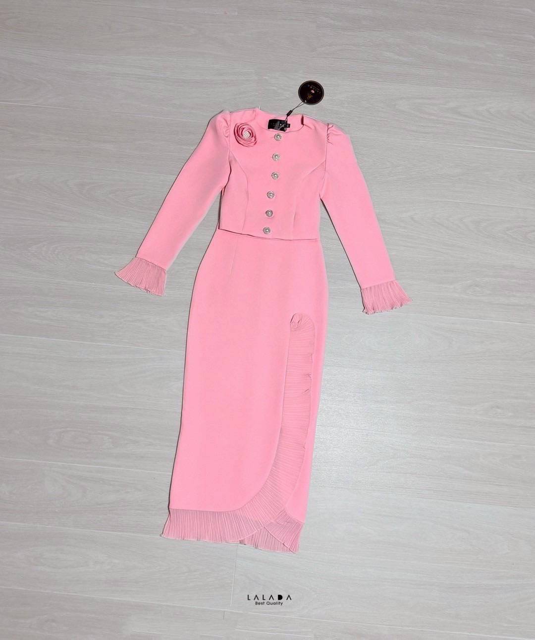 set 2 ชิ้นเสื้อสีเหลืองแขนยาวกระดุมหน้า ปลายแขนแต่งระบาย ตัดเย็บอย่างดีมีซับใน + เข็ดกลัดดอกไม้ + กระโปรงยาวเนื้อผ้าเดียวกันแต่งระบายด้านหน้า สวยลัคชู ใส่ไปไหนก็รอดค่ะ