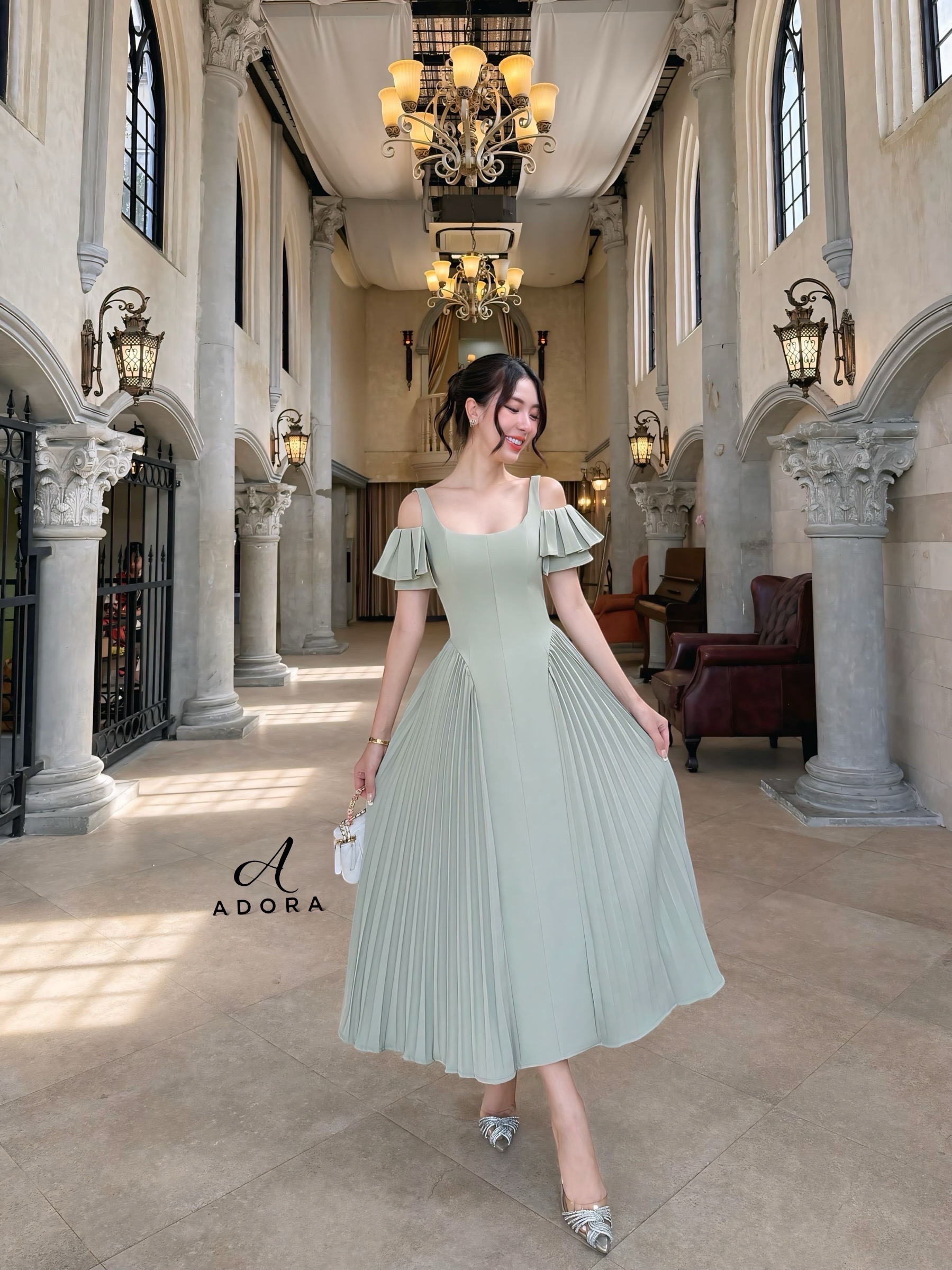 เดรสดีไซน์สายเดี่ยว แต่งดีเทลช่วงแขน ตัวเดรส ใช้ผ้าเนื้อผ้า เกรดพรีเมี่ยมทั้งตัว เนื้อผ้ามีคุณภาพ ใส่แล้วเก็บทรงดูหุ่นเพรียว แต่งดีเทลอัดพลีทด้านข้างทั้งสองข้าง งานมีซับใน งานซิปหลัง สาวๆใส่ออกงาน