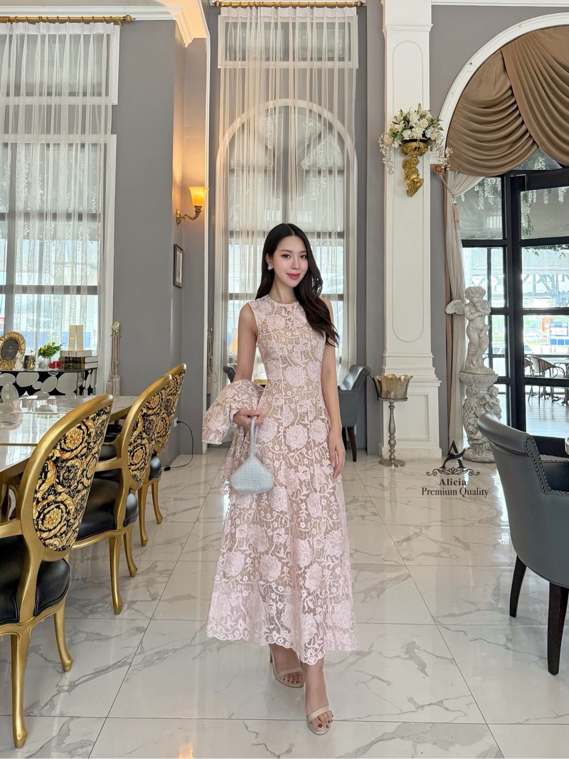 LABEL:ALICIA BRAND 💖💗💖Detail >>เดรสลูกไม้แขนกุดสุดหวาน เนื้อลูกไม้ลายแน่นละเอียดละมุน มาพร้อมเสื้อคลุมแขนยาว คอและกระดุมแต่งด้วยเพชร ซับในสีเนื้อเนียนกลืนผิว ซิบหลังทรงสวยเข้ารูป ช่วยขับหุ่นให้ดูเพรียว สามารถใส่แยกชิ้น หรือนำ