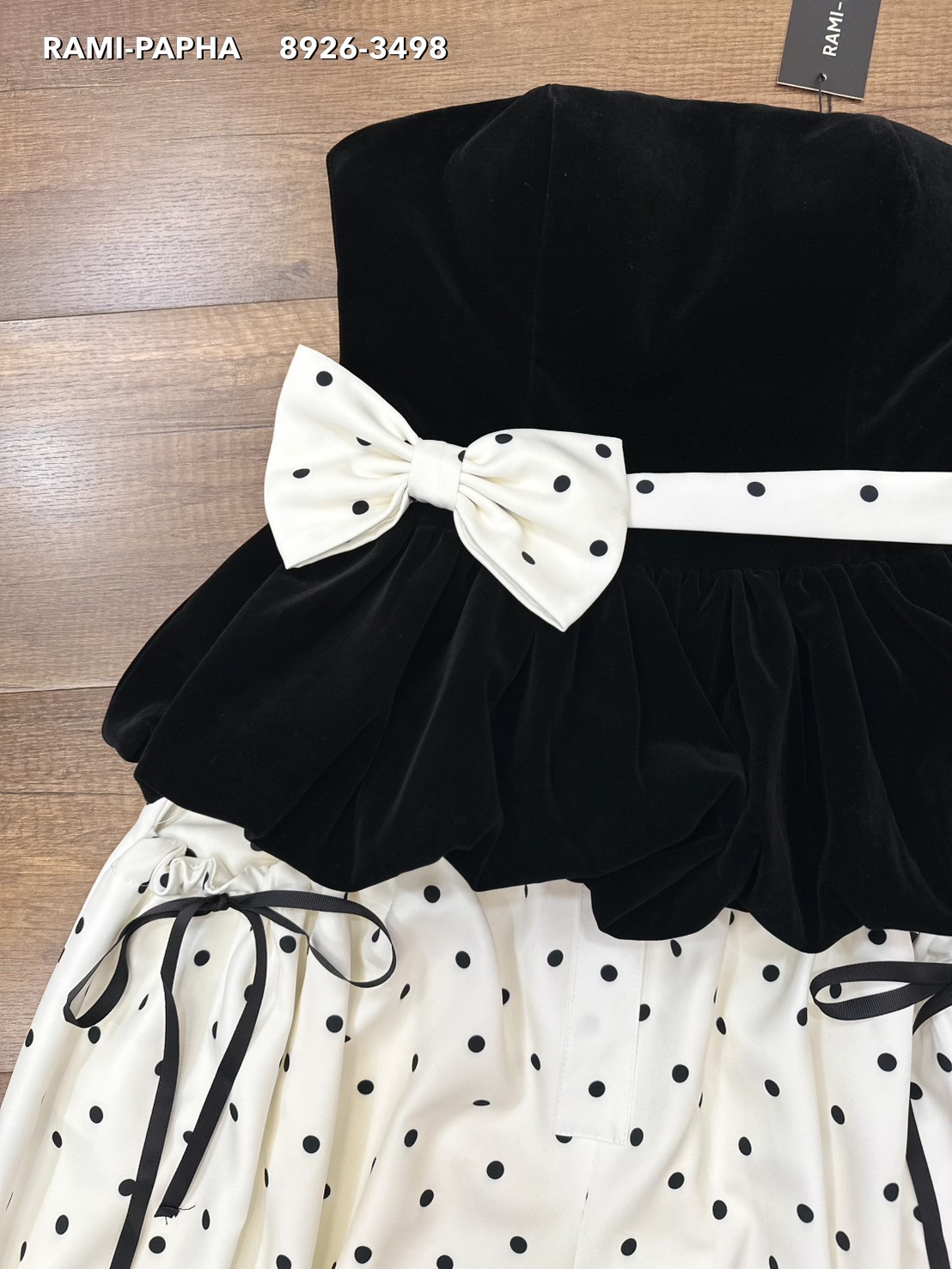 Label :: RAMI-PAPHA(รมิปภา) Polka Dot Set. คอลใหม่ล่าสุด! เสื้อเกาะอกดีไซน์เก๋ เนื้อผ้ากำมะหยี่สีดำอย่างดี อกมีฟองน้ำจัดให้ทรงสวย มีกันลื่นรอบอก ซับในอย่างดีทั้งตัว ซิปหลัง **เนื้อผ้าสวมใส่สบาย ++กางเกงลายจุดทรงเก๋ ทรงฮ๊อตฮิตสไตล์สาวเวียด มีกระเป๋าใช้งานไ