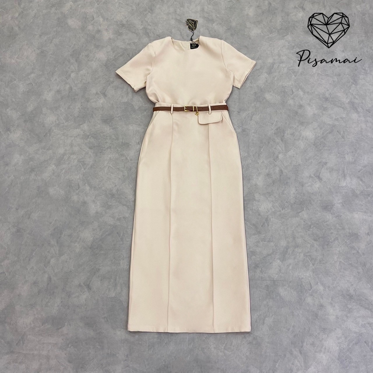 เซ็ตเสื้อยืดคอกลมมาคู่กับกระโปรงเอวสูง งตังยาวสีครีม พร้อมเข็มขัดเข้าเซ็ต ใส่vacayถ่ายรูปกับแก๊งค์เพื่อนๆไม่มีผิดหวังเลยค่า ห้ามพลาดเลยน้าตัวนี้