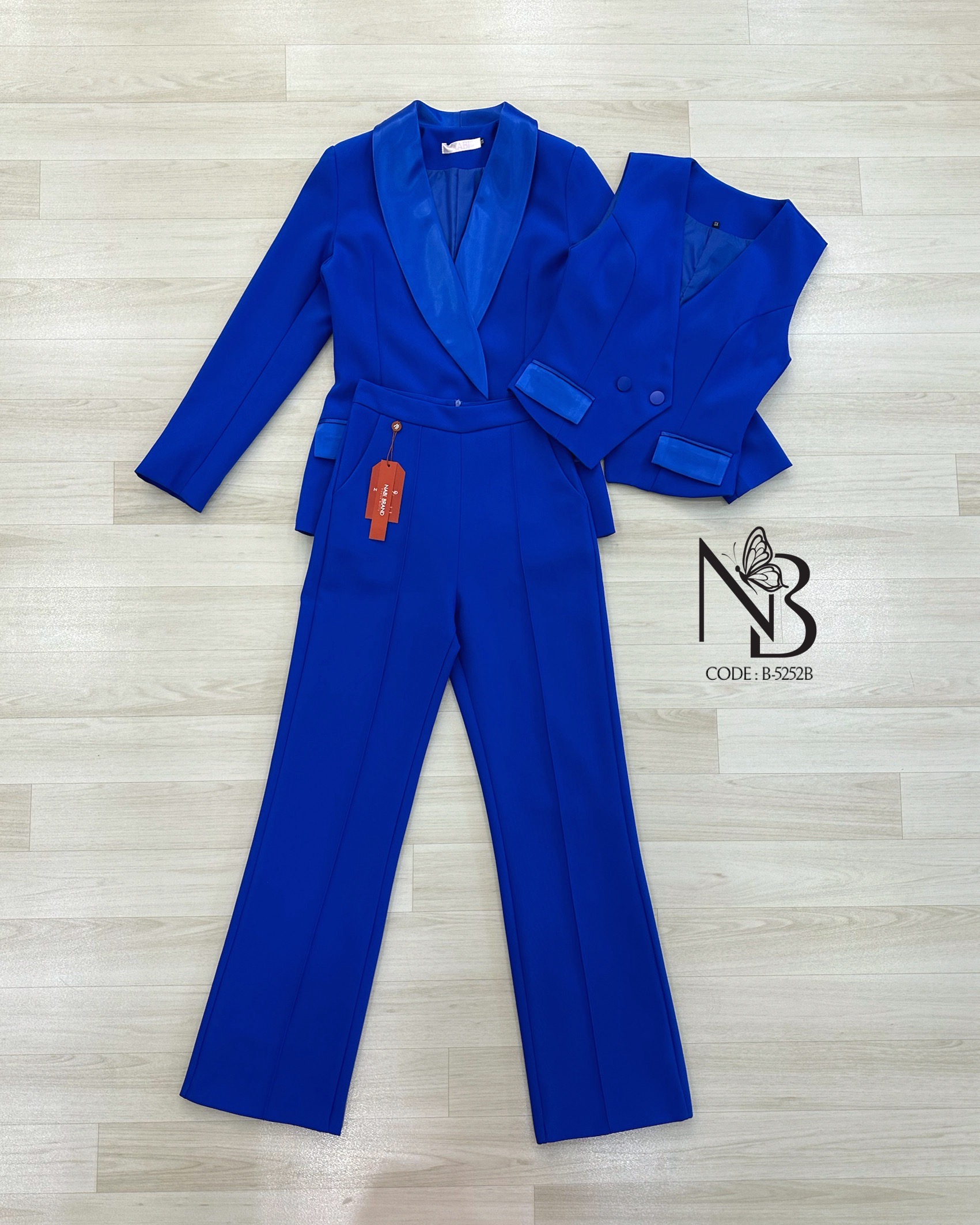 Set 3 ชิ้น ผ้าดีงาม สีดำแบบทางการ 🖤เสื้อสูทแขนยาวปกคอเงา ช่องกระเป๋าแต่งเงาใช้งานได้จริง กระดุม 4 เม็ด 🖤เสื้อกั้กกระดุม 2 เม็ด ช่องกระเป๋าแต่งเงาใช้งานได้จริง มีฟองน้ำมาให้ด้วยนะ 🖤กางเกงขายาวทรงกระบอก งานซิบหลัง ตีเกล็ตด้านหน้า มีช