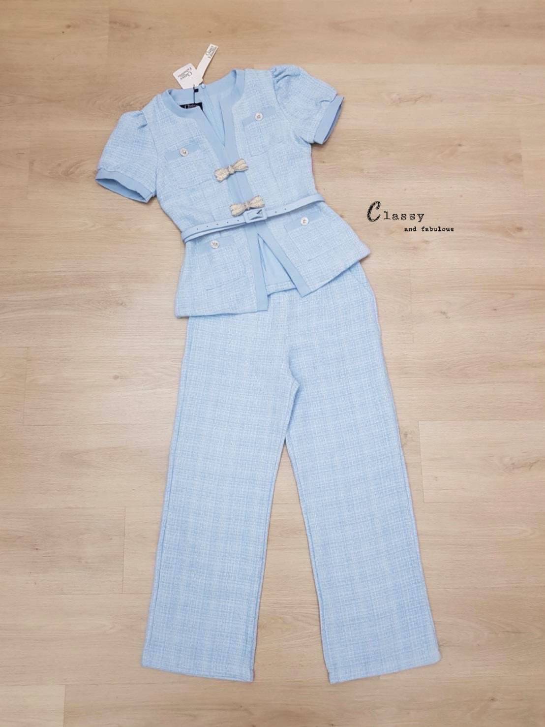 Set 4 ชิ้น (เสื้อ+ขายาว+เข็มขัด+เข็มกลัดโบว์มุก 2 ชิ้น) เสื้อและกางเกงคือผ้าทวิตสีฟ้าเนื้อนุ่มอย่างดี เสื้อแขนพองทรงเข้ารูปคอวีแขนสั้นทรงสวย
